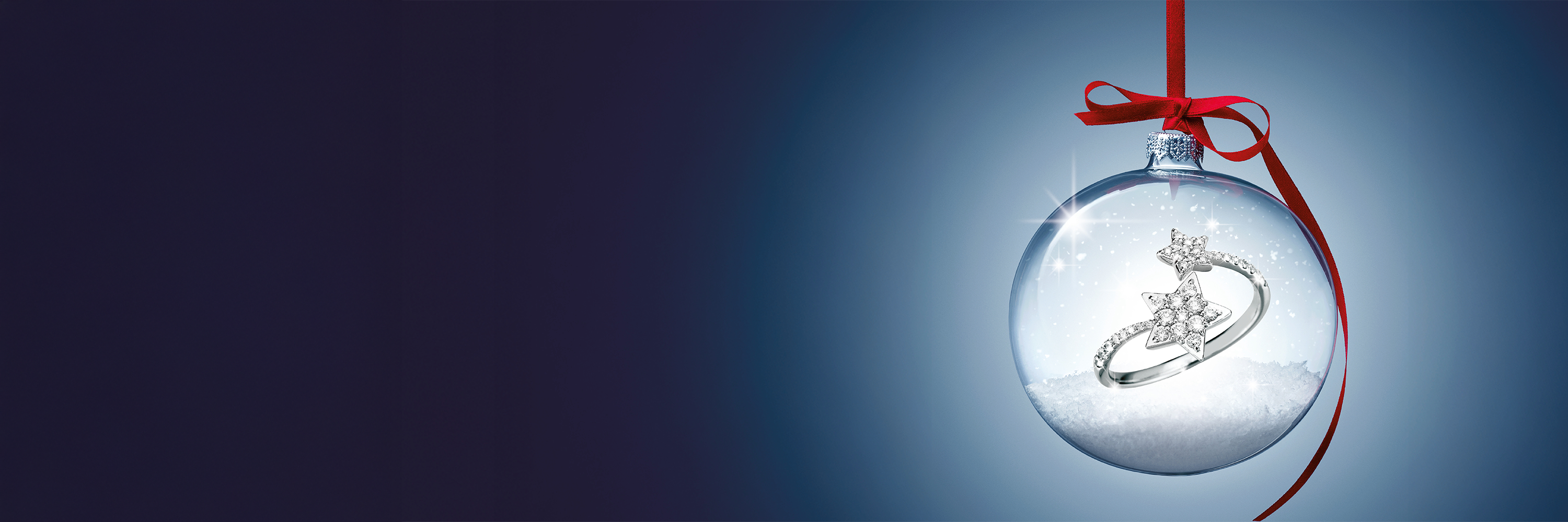 Ein sternförmiger Anhänger aus blauem Edelstein an einer Silberkette ist vor einem schimmernden, hellen Hintergrund zu sehen. In der Mitte steht der Text „LASS DICH VON MAGIE LEITEN.“