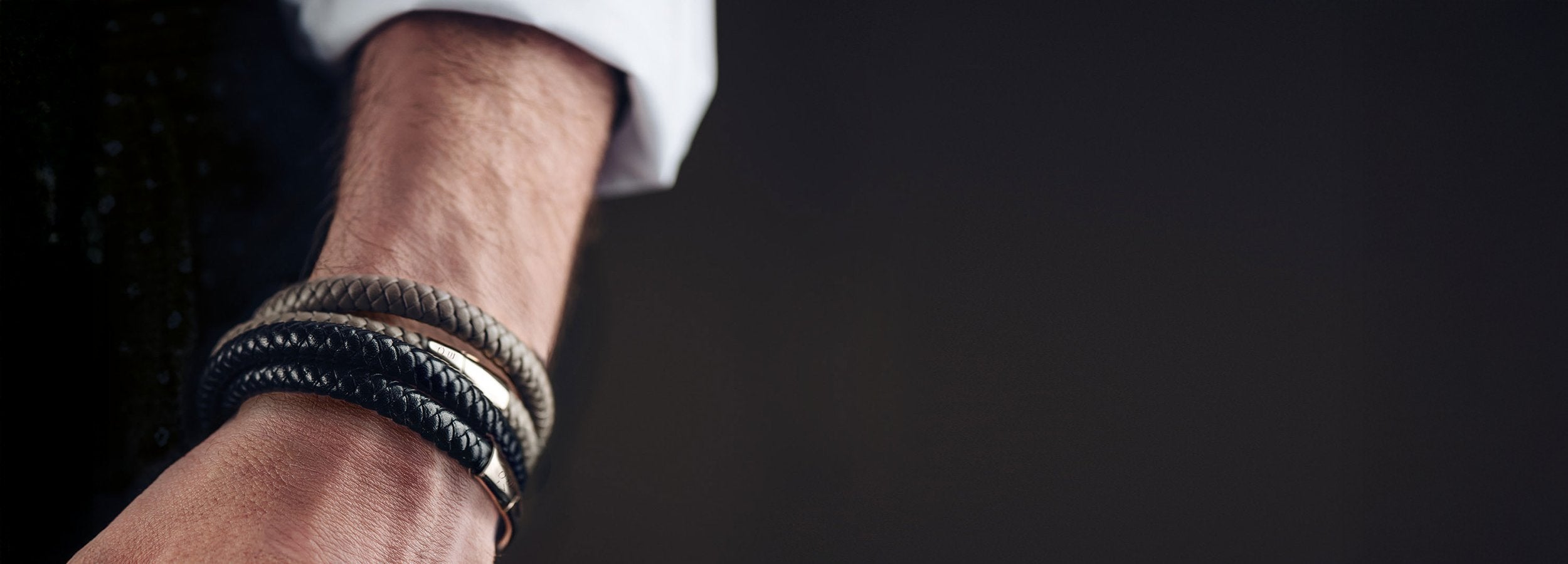 Elegant gekleideter Mann in Hemd und Sakko trägt einen Halsschmuck der Men's Kollektion.