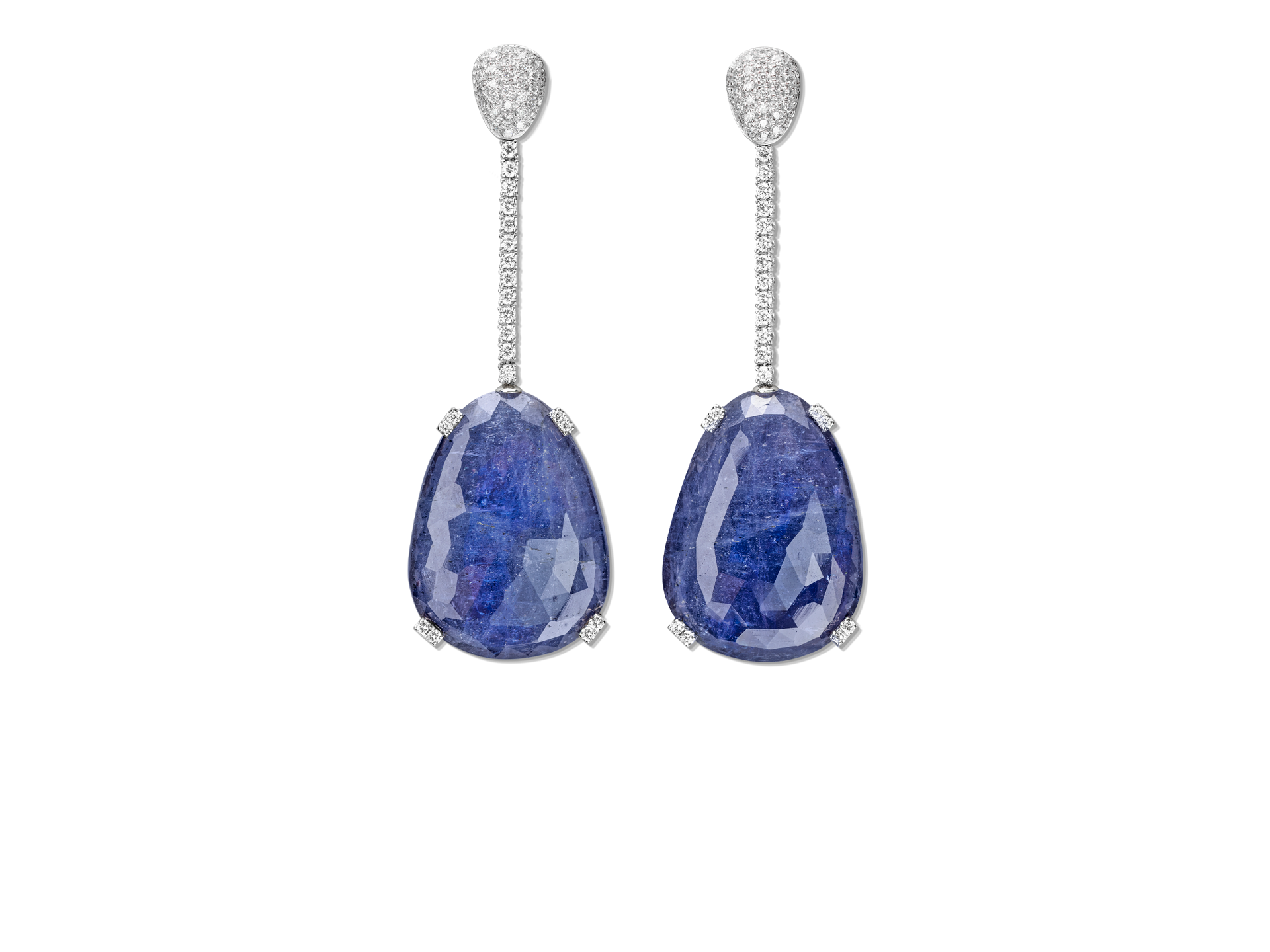 Ein Paar TANSANIT OHRGEHÄNGE von Schullin besteht aus eleganten Ohrringen mit großen blauen Tansanit-Edelsteinen in Tropfenform, eingefasst in einen Rahmen aus Silber oder Weißgold. Jeder Ohrring ist mit einer Reihe kleiner, funkelnder Diamanten verziert, die oben zu einem runden Diamantstecker führen.