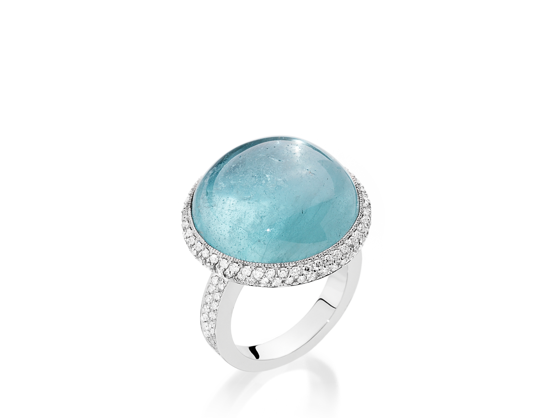 Der AQUAMARINRING von Schullin ist ein raffiniertes Stück aus Weißgold mit einem markanten, runden Aquamarin-Edelstein in der Mitte, akzentuiert durch kleine, schimmernde Diamanten entlang des Rings.