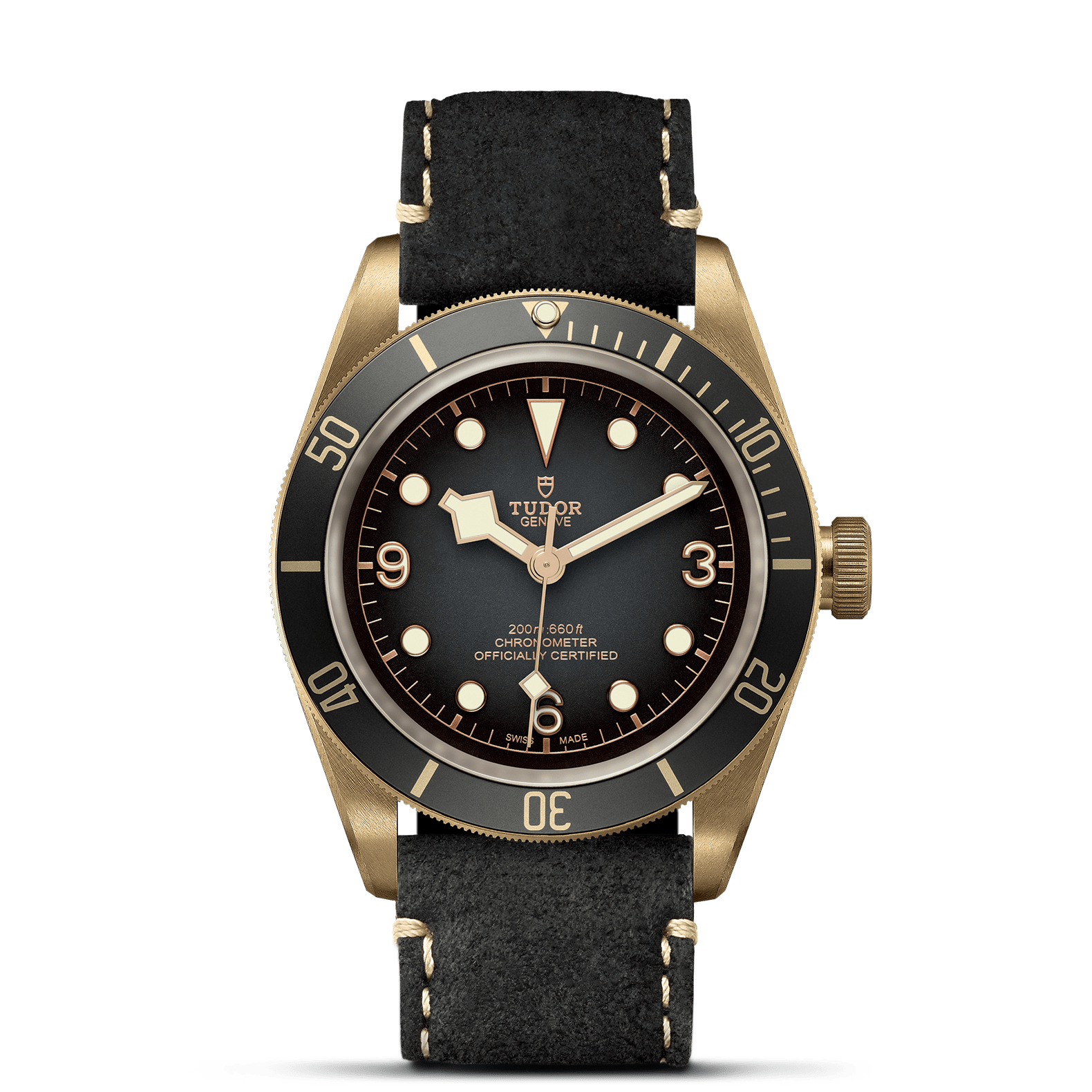 Eine Schullin TUDOR BLACK BAY BRONZE Uhr mit bronzefarbenem Gehäuse, schwarzem Zifferblatt, goldenen Indexen und schwarzem Lederarmband wird auf einem schlichten weißen Hintergrund gezeigt.