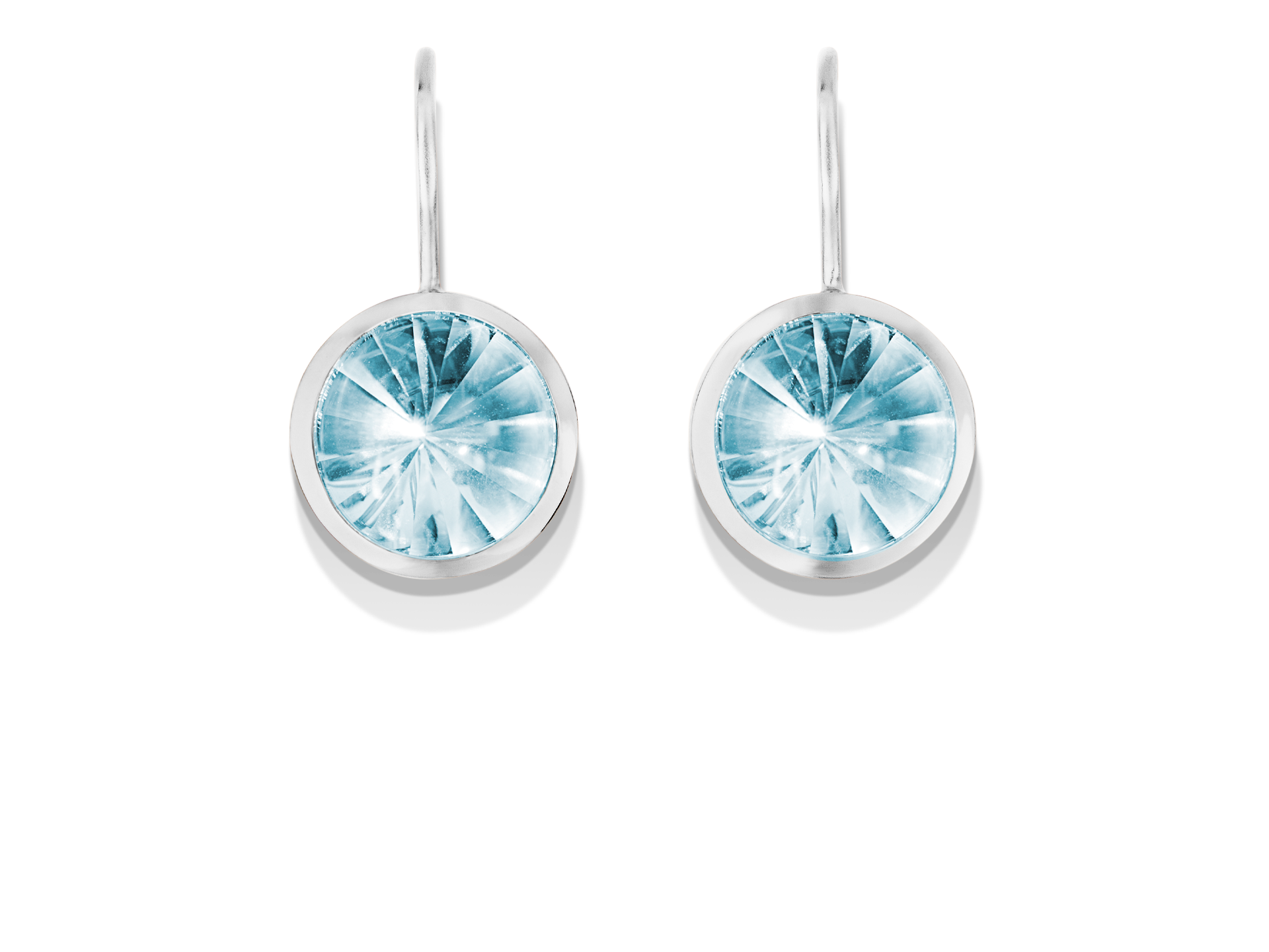 Ein Paar silberne Tropfenohrringe namens TOPAS OHRRINGE BUFFTOP von Schullin mit runden, facettierten blauen Topas-Edelsteinen in glatten Metallrahmen. Die Ohrringe haben einfache Haken zum Tragen.