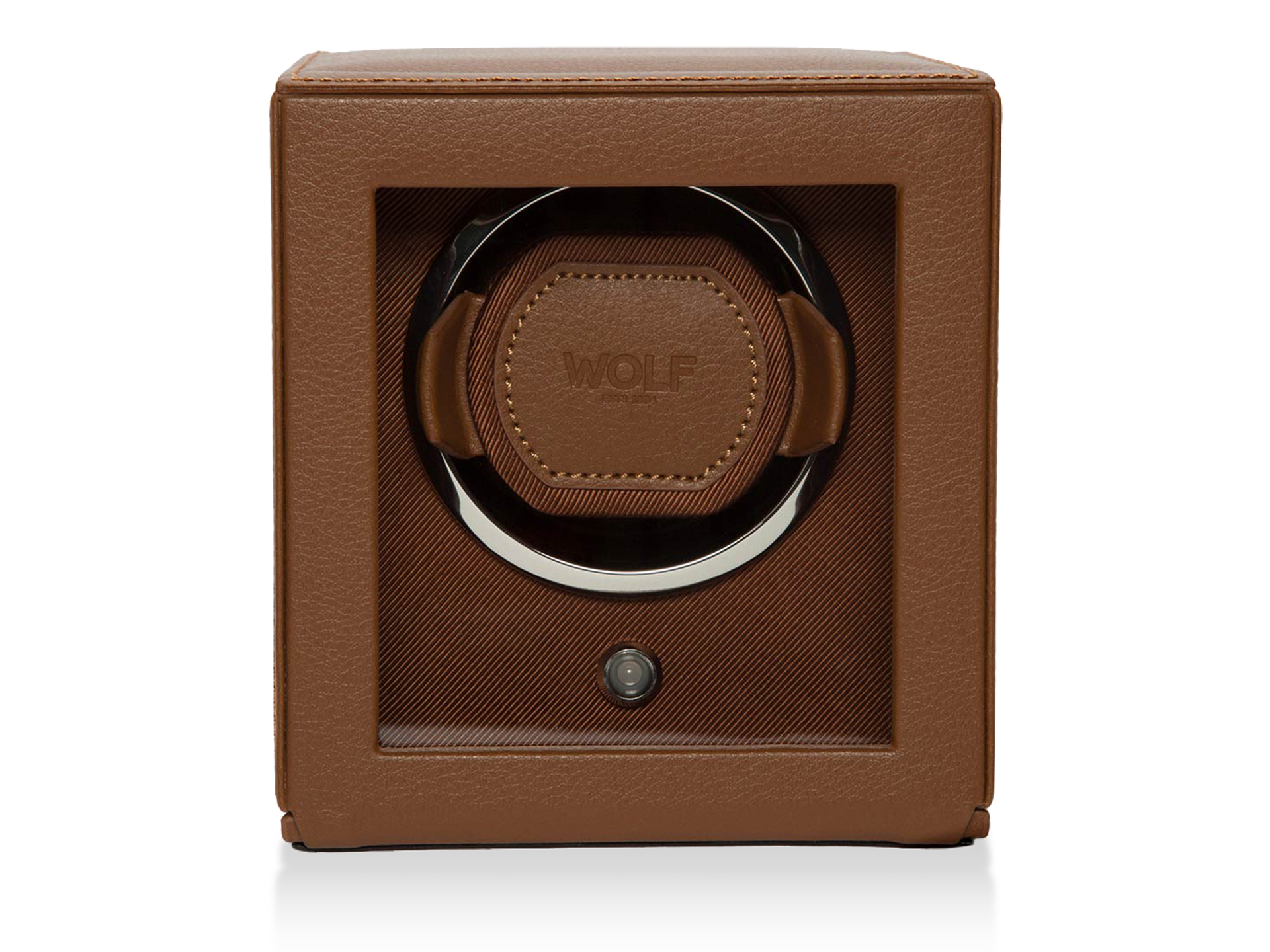 Ein brauner, quadratischer Leder-UHRENBEWEGER von Schullin, mit einem zentralen, runden Uhrenhalter und einem kleinen Knopf darunter.