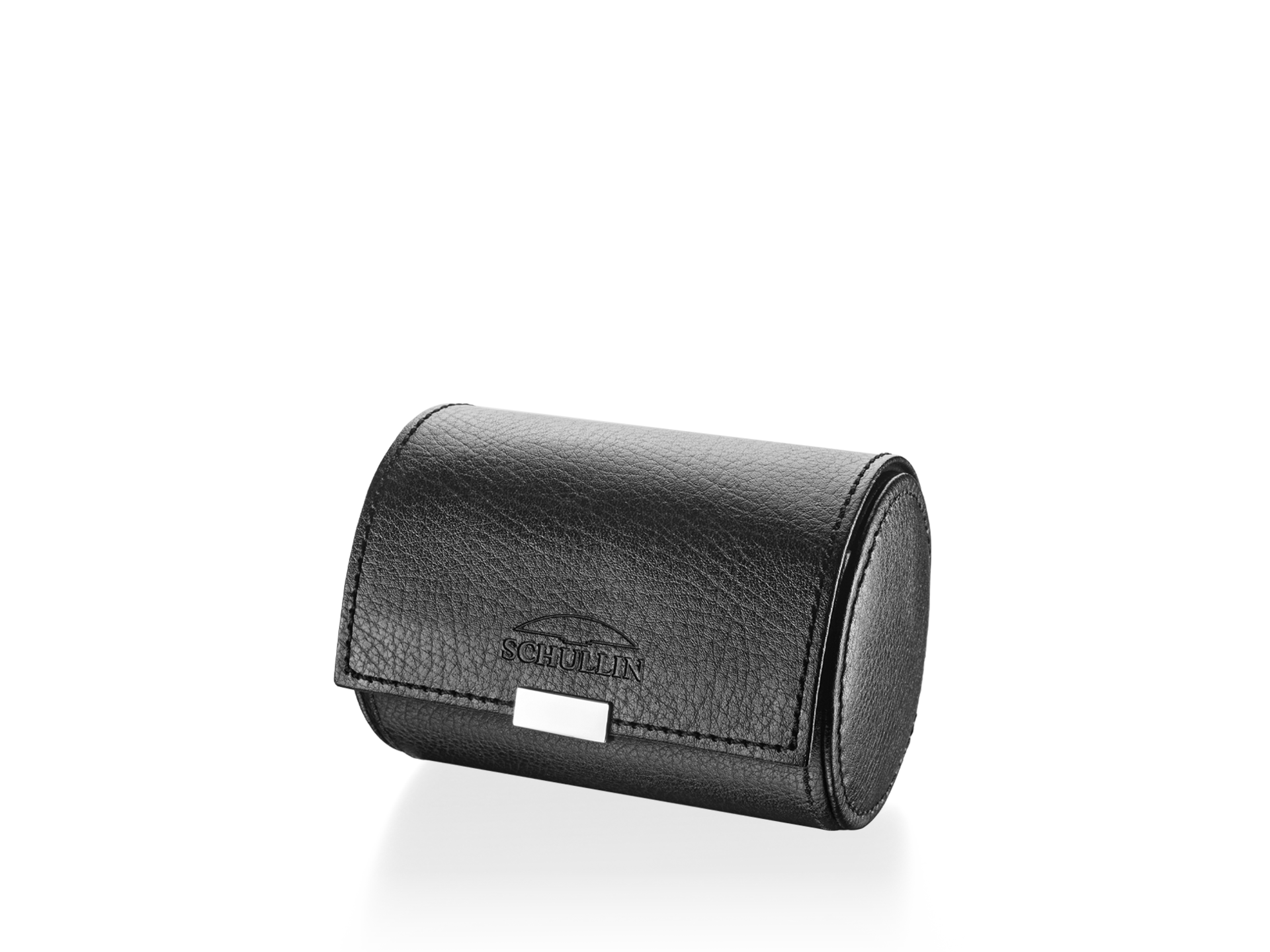 Ein zylindrisches Etui aus schwarzem Leder, das der UHRENROLLE von Schullin ähnelt, mit strukturierter Oberfläche steht vor einem weißen Hintergrund. Das Etui scheint geschlossen zu sein und verfügt über einen kleinen Metallverschluss sowie ein geprägtes Schullin-Logo.
