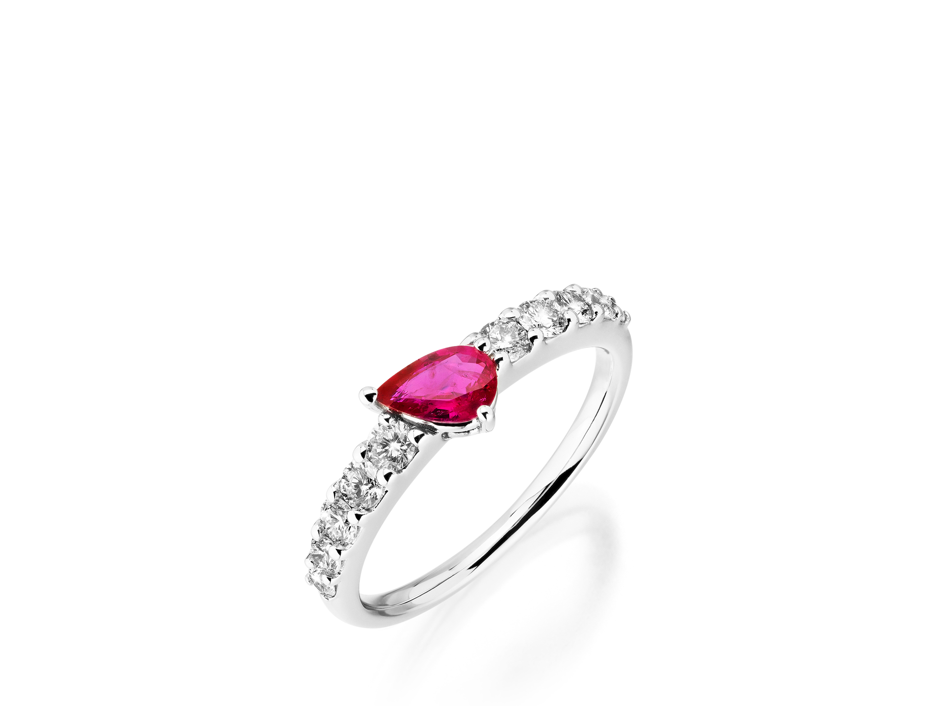 Der elegante RUBINRING von Schullin zeigt einen zentralen Rubin-Tropfen, ergänzt durch kleine runde weiße Steine, die an das Funkeln glitzernder Diamanten entlang des Silberbandes erinnern.