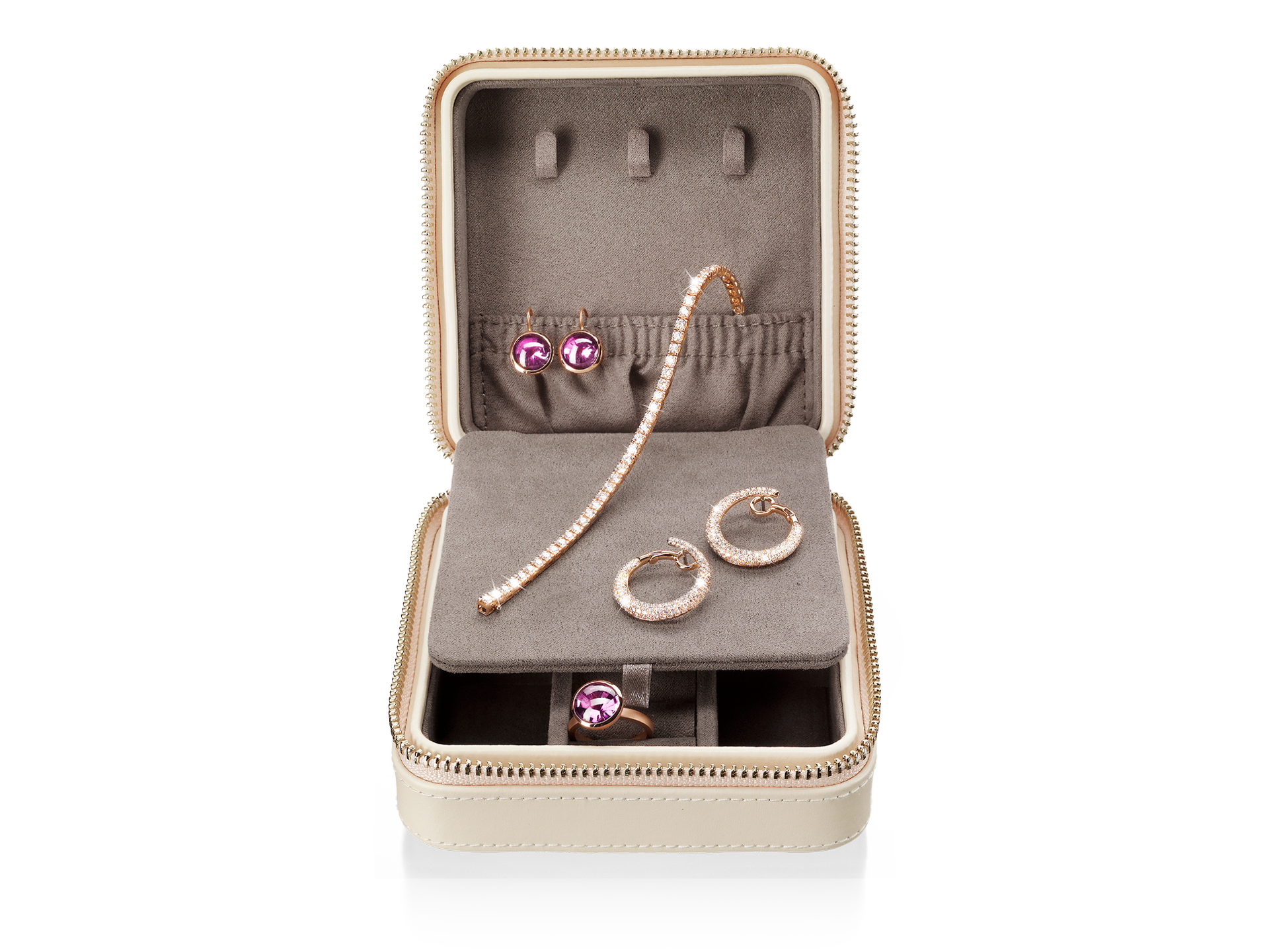 Das SCHMUCKETUI von Schullin aus beigem Leder mit goldenem Reißverschluss lässt sich öffnen und gibt den Blick frei auf Ohrstecker mit rosa Edelsteinen, ein Armband aus Roségold, Creolen und einen Ring. Sein mit taupefarbenem Stoff ausgekleidetes Inneres verfügt über spezielle Fächer zur übersichtlichen Aufbewahrung der Schmuckstücke.