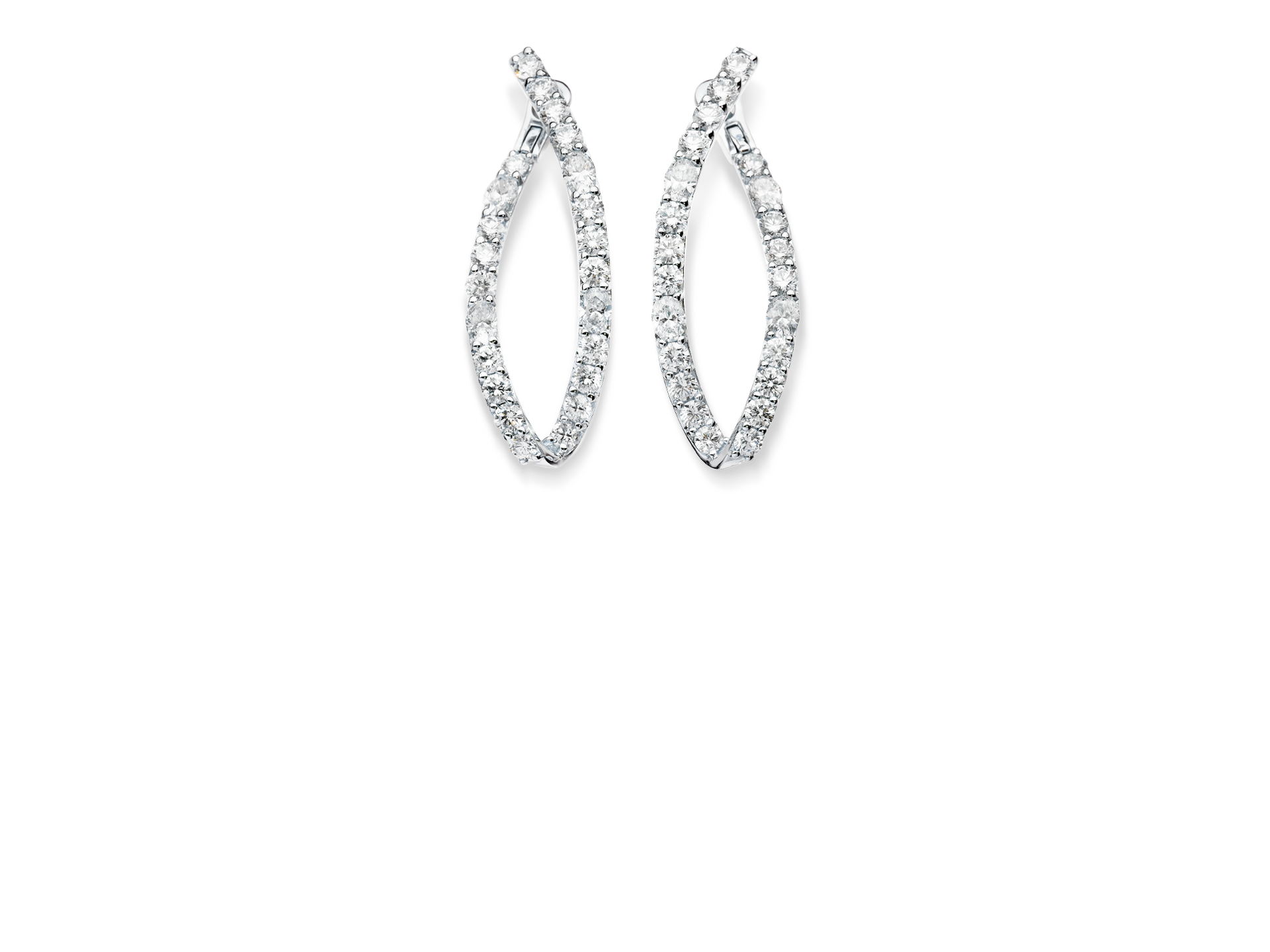 Wir präsentieren die DIAMANT-OHRRINGE von Schullin: Diese raffinierten und länglichen Creolen sind mit winzigen Diamanten verziert und in Weißgold eingefasst, das sich auf einem schlichten weißen Hintergrund abhebt.