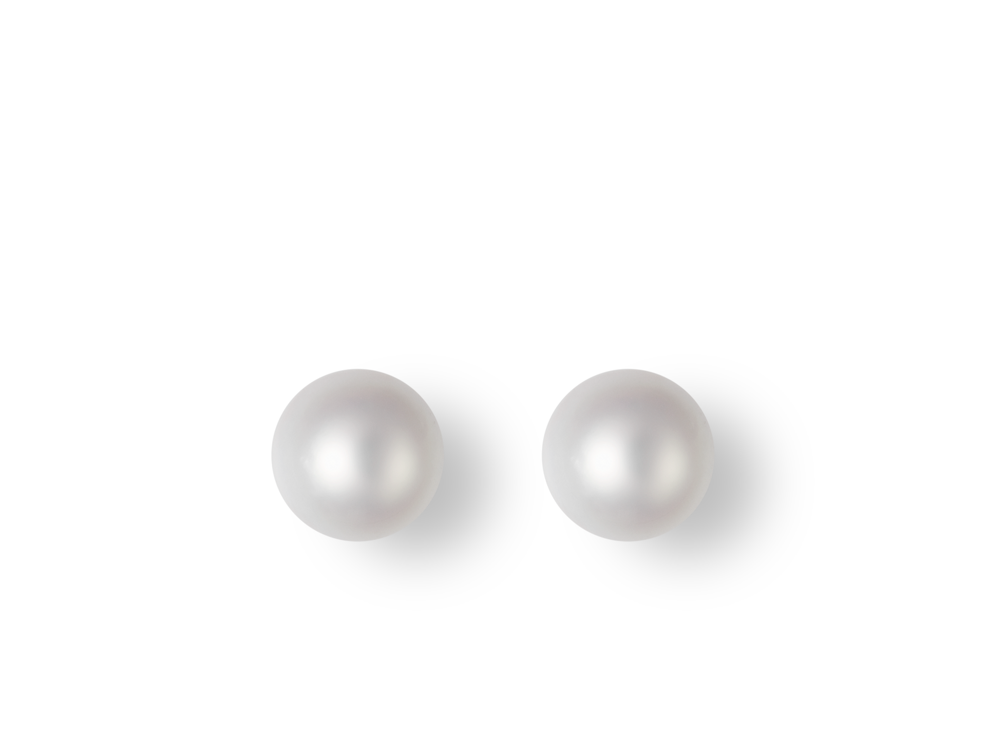 Zwei Schullin PERLEN OHRSTECKER Perlenohrstecker sind auf einem schlichten weißen Hintergrund abgebildet und werfen jeweils weiche Schatten.