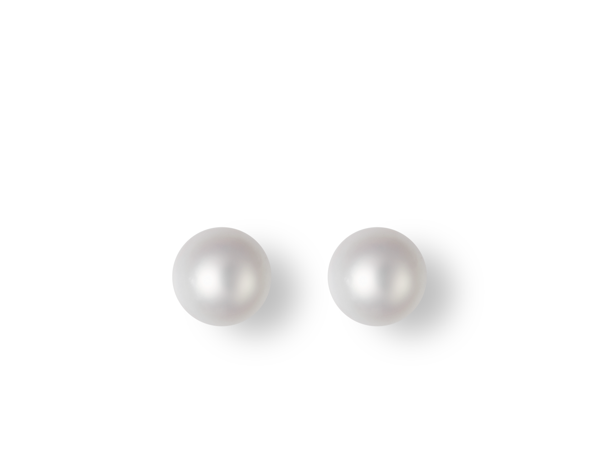 PERLEN OHRSTECKER von Schullin: runde, weiße Perlen-Ohrstecker auf weißem Grund.