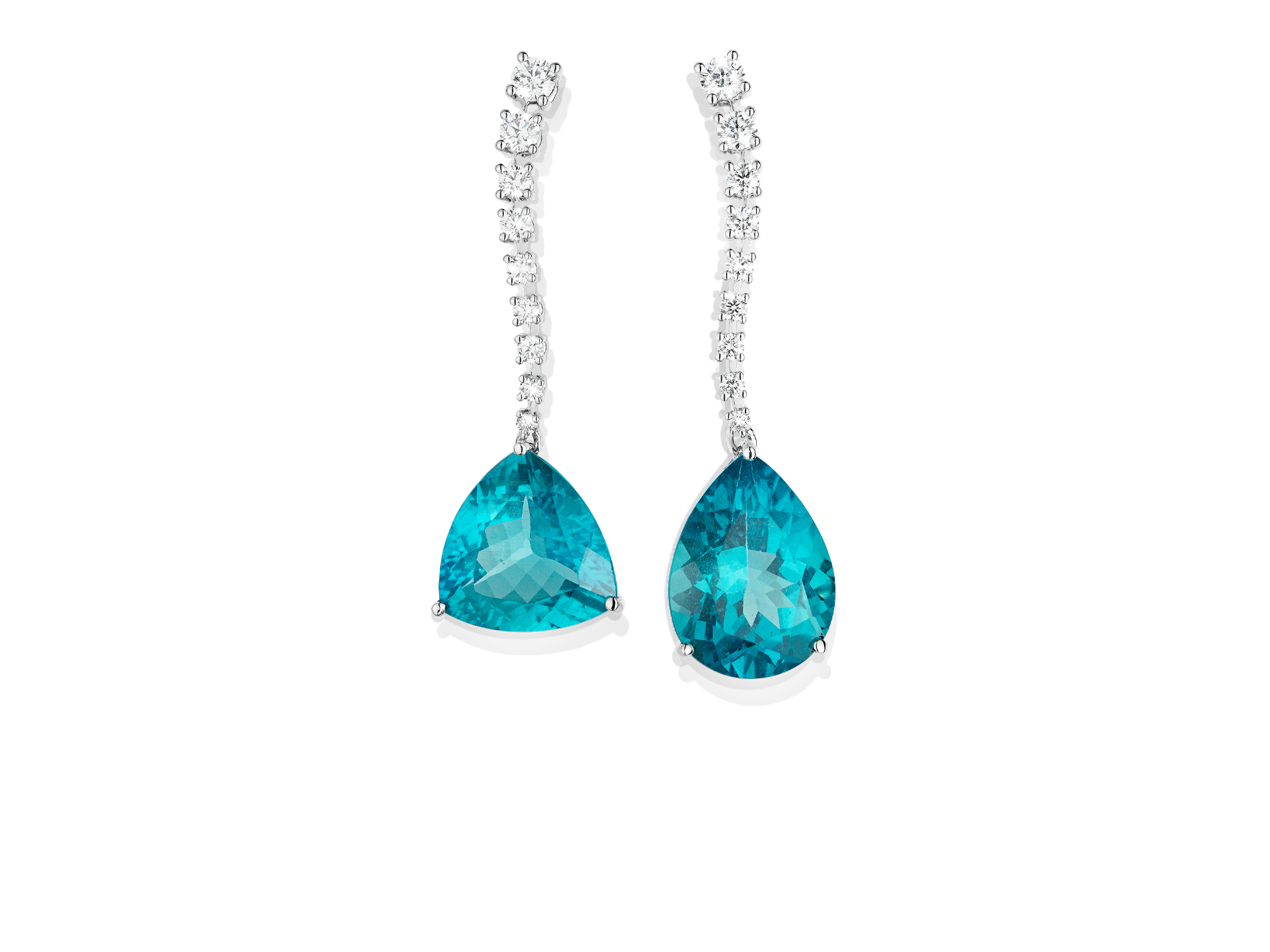 Die APATIT OHRGEHÄNGE von Schullin sind mit birnenförmigen blauen Edelsteinen besetzt, die an einer vertikalen Reihe funkelnder Diamanten in Weißgold hängen und einen Hauch von luxuriösem Schmuck vermitteln.