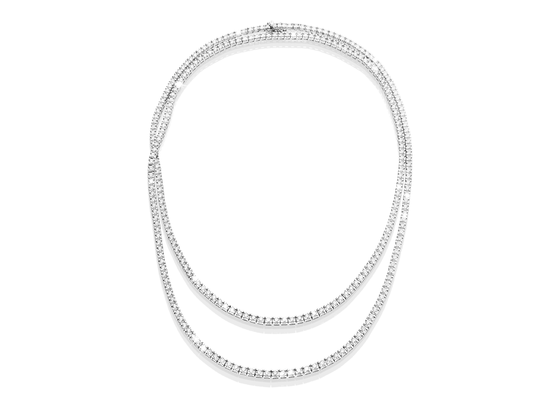 Der Schullin TENNISCOLLIER ist ein doppellagiges Diamant-Tenniscollier mit funkelnden runden Diamanten in einer durchgehenden Linie auf einem schlichten weißen Hintergrund.