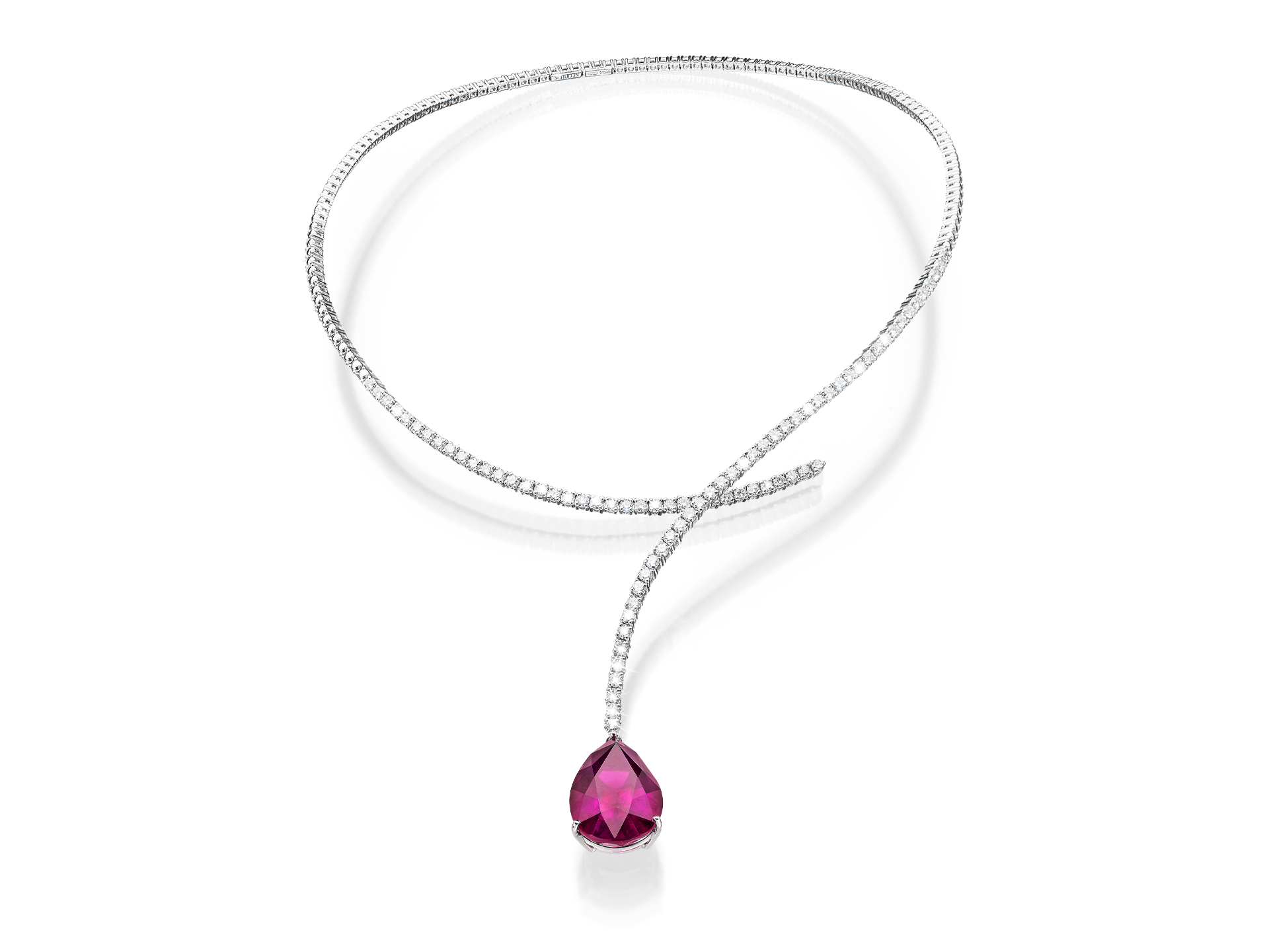 Der Schullin DIAMANT HALSREIF ist ein zartes Silbercollier in Schleifenform mit einem großen Rubellit Tropfen-Anhänger. Abgebildet auf einfarbig weißem Hintergrund.