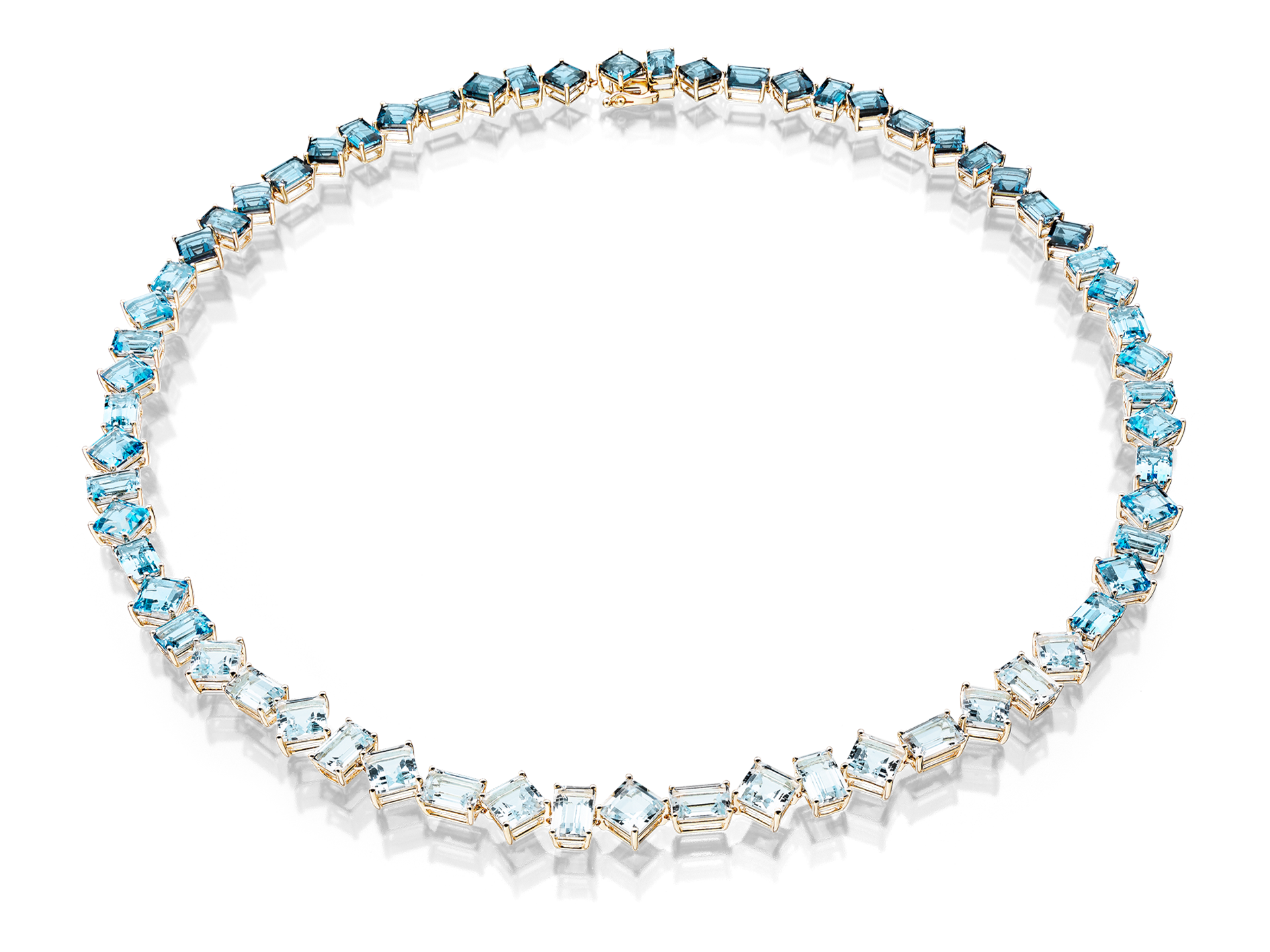 Die TOPAS COLLIER von Schullin ist eine goldene Halskette mit abwechselnd hellblauen und aquamarinfarbenen Edelsteinen in quadratischem und rechteckigem Schliff, die gleichmäßig über die gesamte Länge verteilt sind und auf weißem Grund stehen.