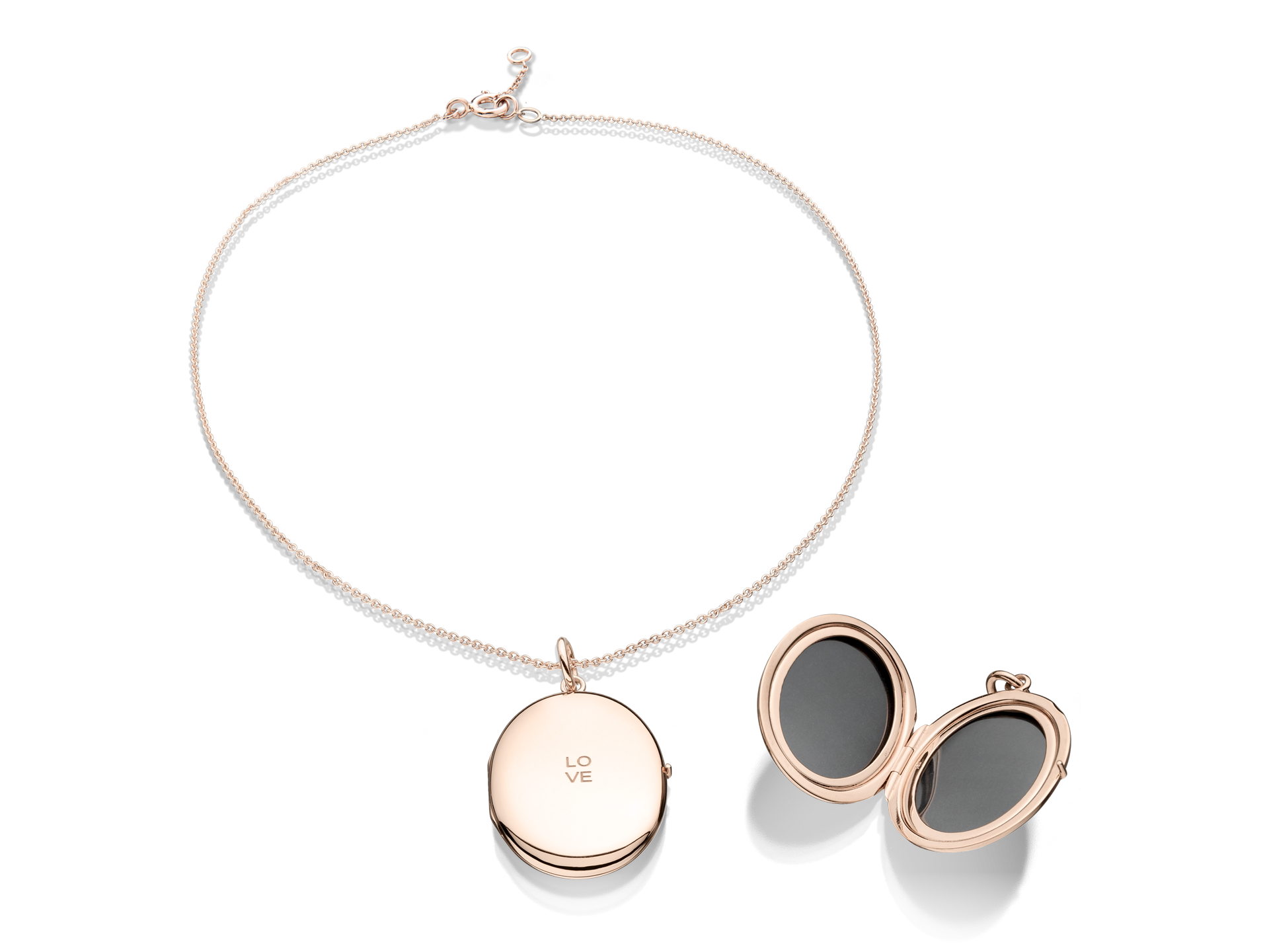 Das Schullin MEDAILLON LOVE ist eine roségoldene Medaillonkette mit der Gravur "LOVE". Ein Medaillon ist an der Kette geschlossen, ein anderes ist offen und zeigt zwei leere Plätze für Fotos.