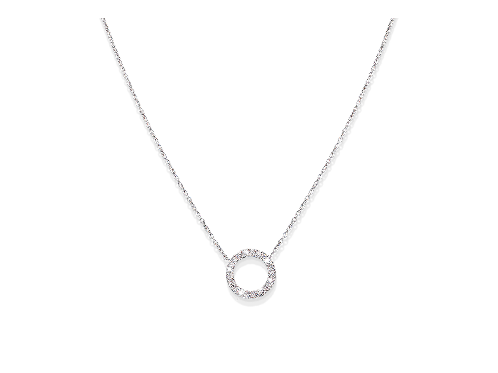 Die Schullin CIRCLE HALSKETTE ist eine zarte Silberkette mit einem kleinen kreisförmigen Anhänger, der mit funkelnden weißen Steinen verziert ist und auf einem schlichten weißen Hintergrund steht.