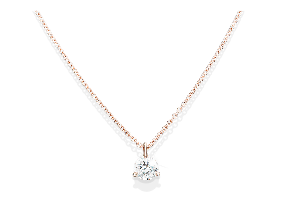Die Schullin SOLITAIRE HALSKETTE 0,30 CARAT ist eine roségoldene Halskette mit einem Diamantanhänger im Rundschliff auf weißem Grund.