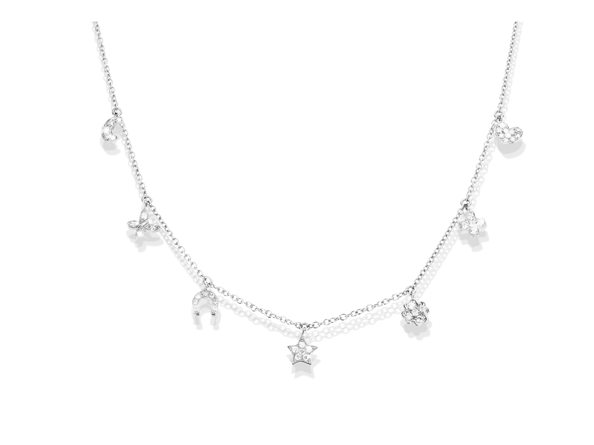 Die HALSKETTE LUCKY CHARMS von Schullin ist eine zarte Silberkette mit baumelnden Anhängern - einem Hufeisen, einem Stern, einem Herz, einem vierblättrigen Kleeblatt und einer Blume -, die jeweils mit funkelnden, klaren Steinen verziert sind.