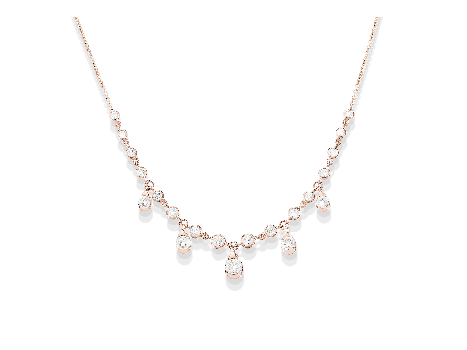 Die DIAMANT HALSKETTE von Schullin ist eine roségoldene Halskette, die mit kleinen runden Edelsteinen und fünf größeren baumelnden Edelsteinen verziert ist, die in der Mitte eine subtile V-Form bilden.
