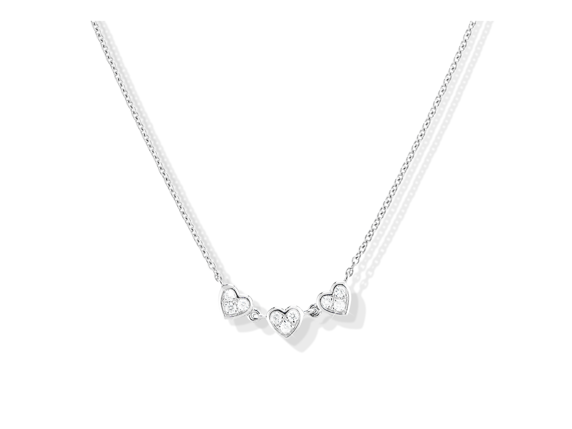 Die DIAMANT HALSKETTE HEARTS von Schullin ist eine zarte Silberkette mit drei gleichmäßig verteilten herzförmigen Anhängern, die jeweils mit einem funkelnden klaren Edelstein in der Mitte geschmückt sind.