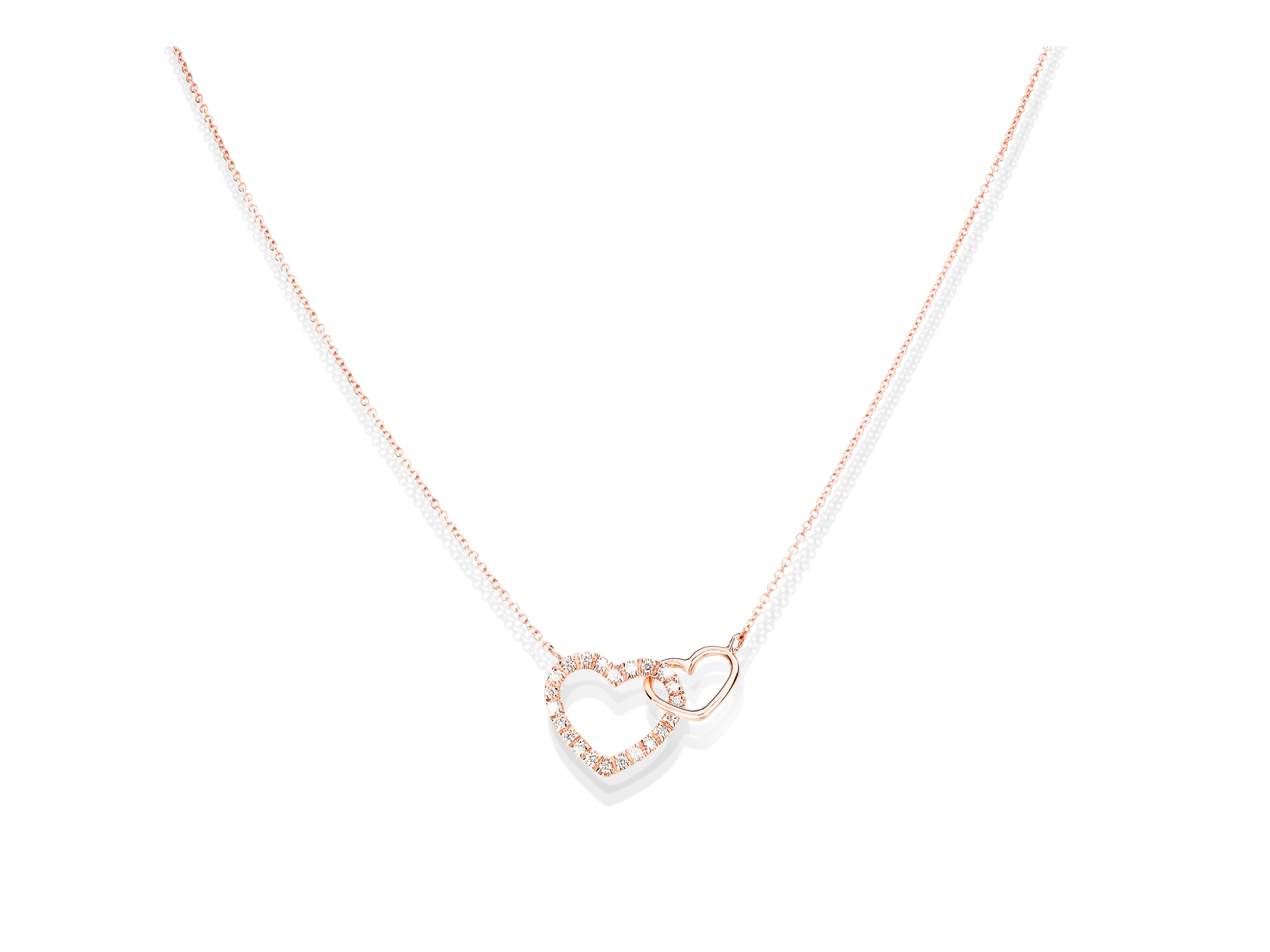 Die DIAMANT HALSKETTE HEARTS von Schullin ist eine roségoldene Halskette mit zwei ineinandergreifenden Herzanhängern - einer mit funkelnden Steinen verziert, der andere glatt - auf weißem Hintergrund.