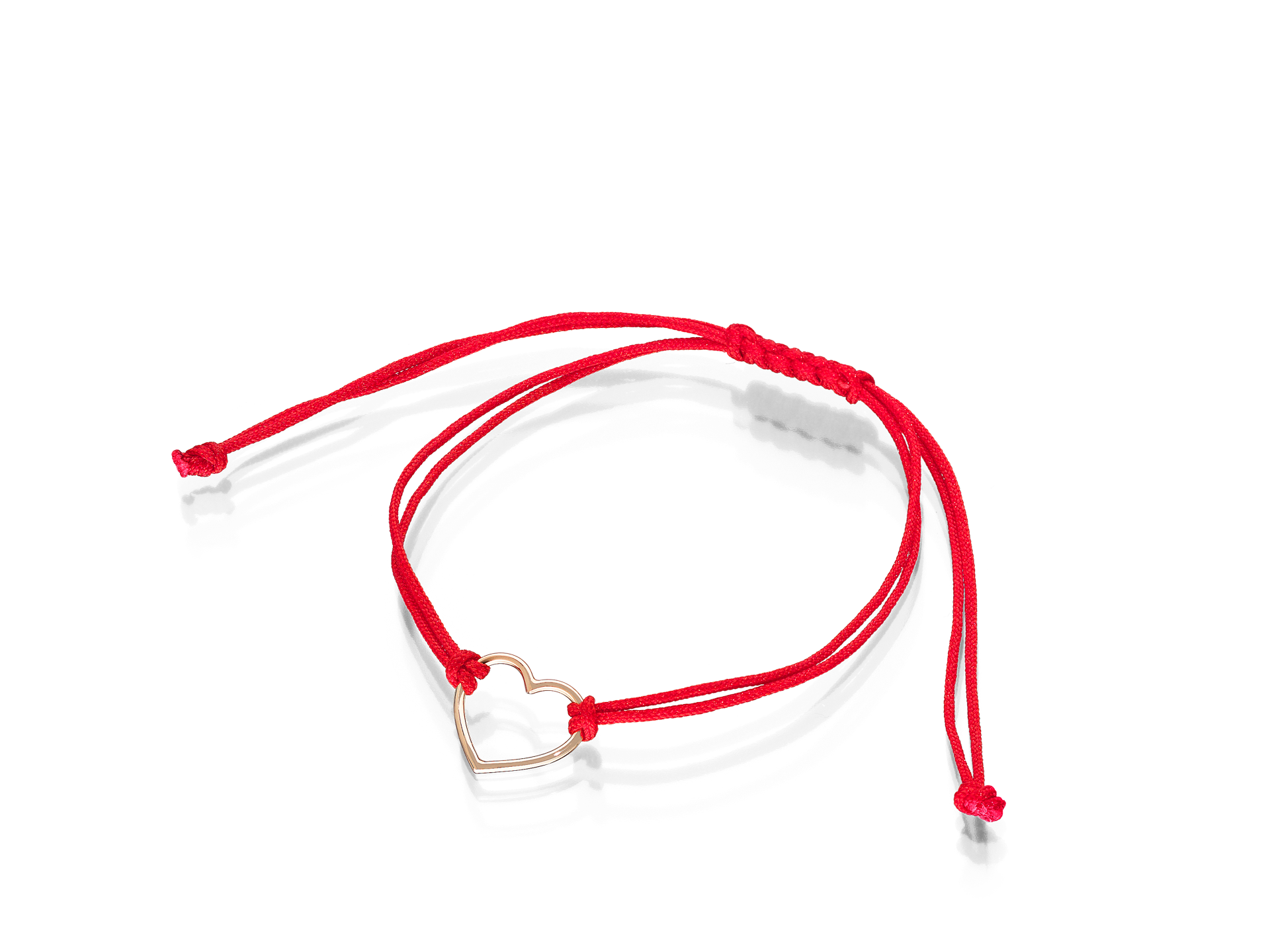 Das HERZ ARMBAND von Schullin ist ein rotes Stoffarmband mit verstellbaren Knoten und einem goldenen Herzanhänger, der auf einem schlichten weißen Hintergrund abgebildet ist.