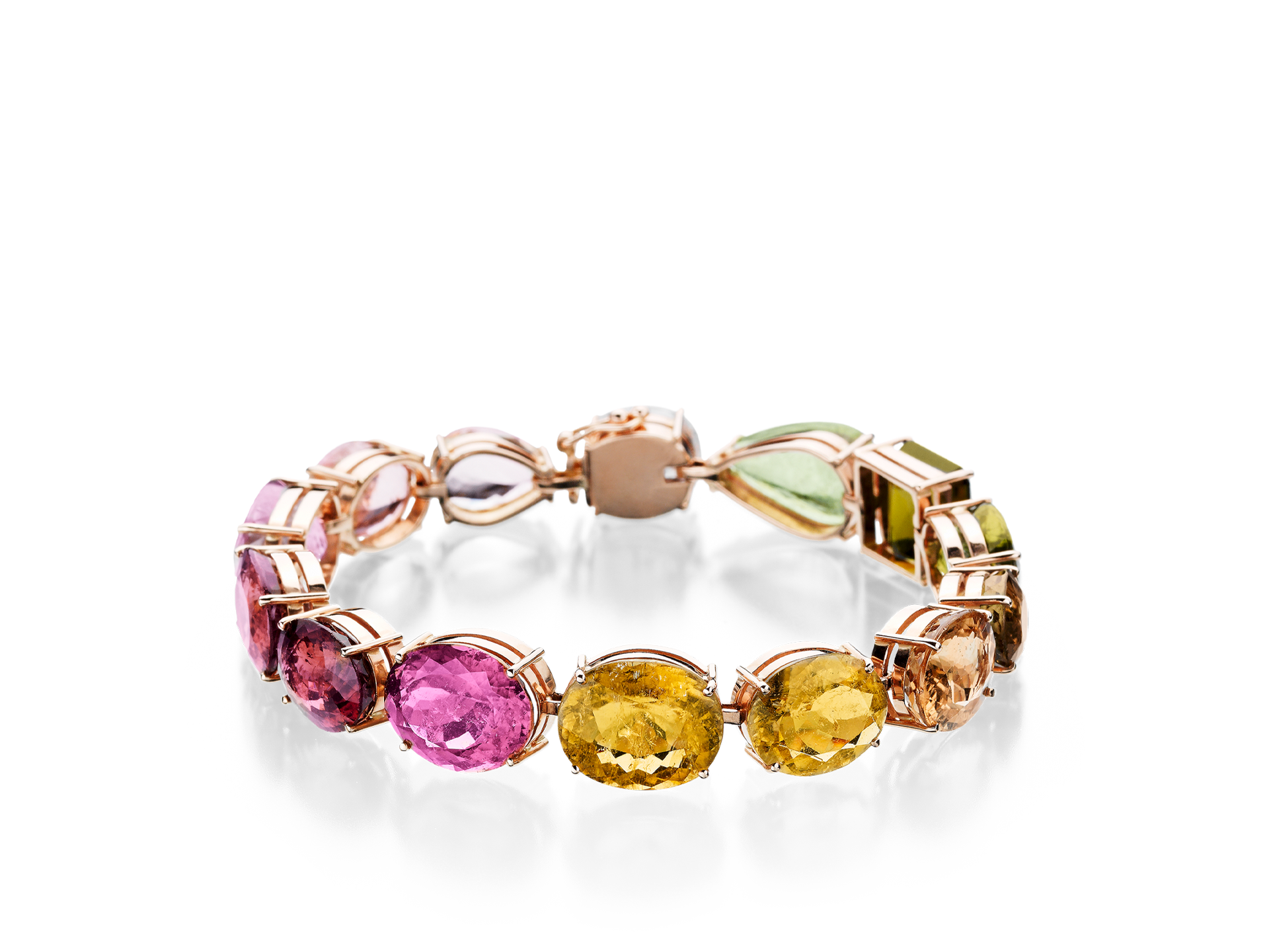 Das MORGANIT ARMBAND von Schullin ist ein Goldarmband mit großen, oval geschliffenen Edelsteinen in Rosa-, Gelb-, Grün- und Violetttönen auf weißem Hintergrund.