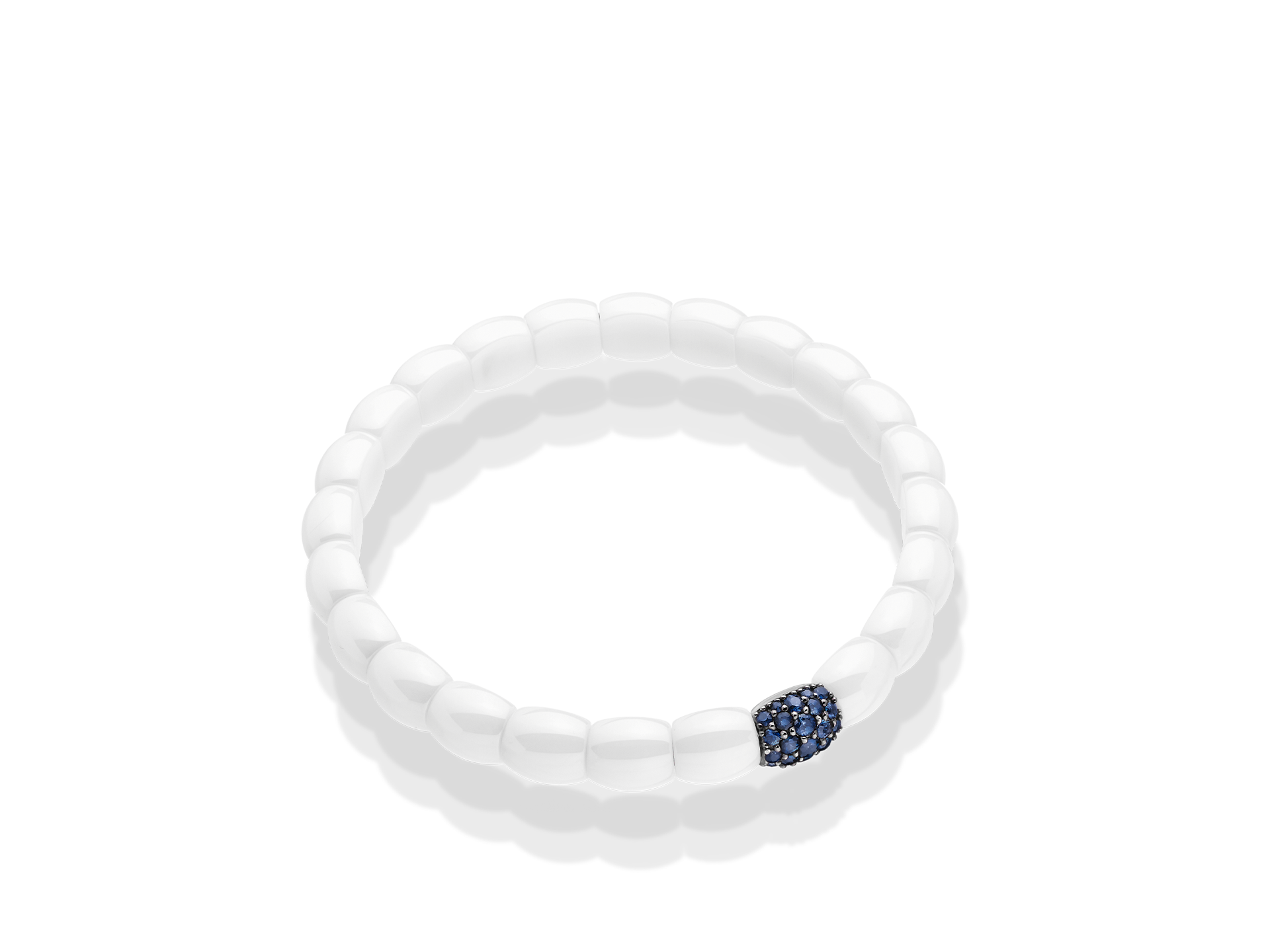 Das Schullin KERAMIK ARMBAND SAPHIR ist ein weißes Perlenarmband mit einer einzelnen Perle, die mit blauen Edelsteinen verziert ist und auf einem schlichten weißen Hintergrund steht.