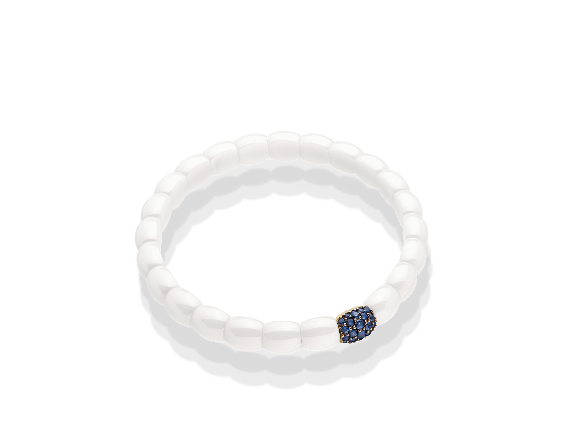 Das KERAMIK ARMBAND SAPHIR von Schullin ist ein weißes Perlenarmband mit einem quadratischen goldenen Anhänger, der mit blauen Saphiren besetzt ist, auf weißem Hintergrund.