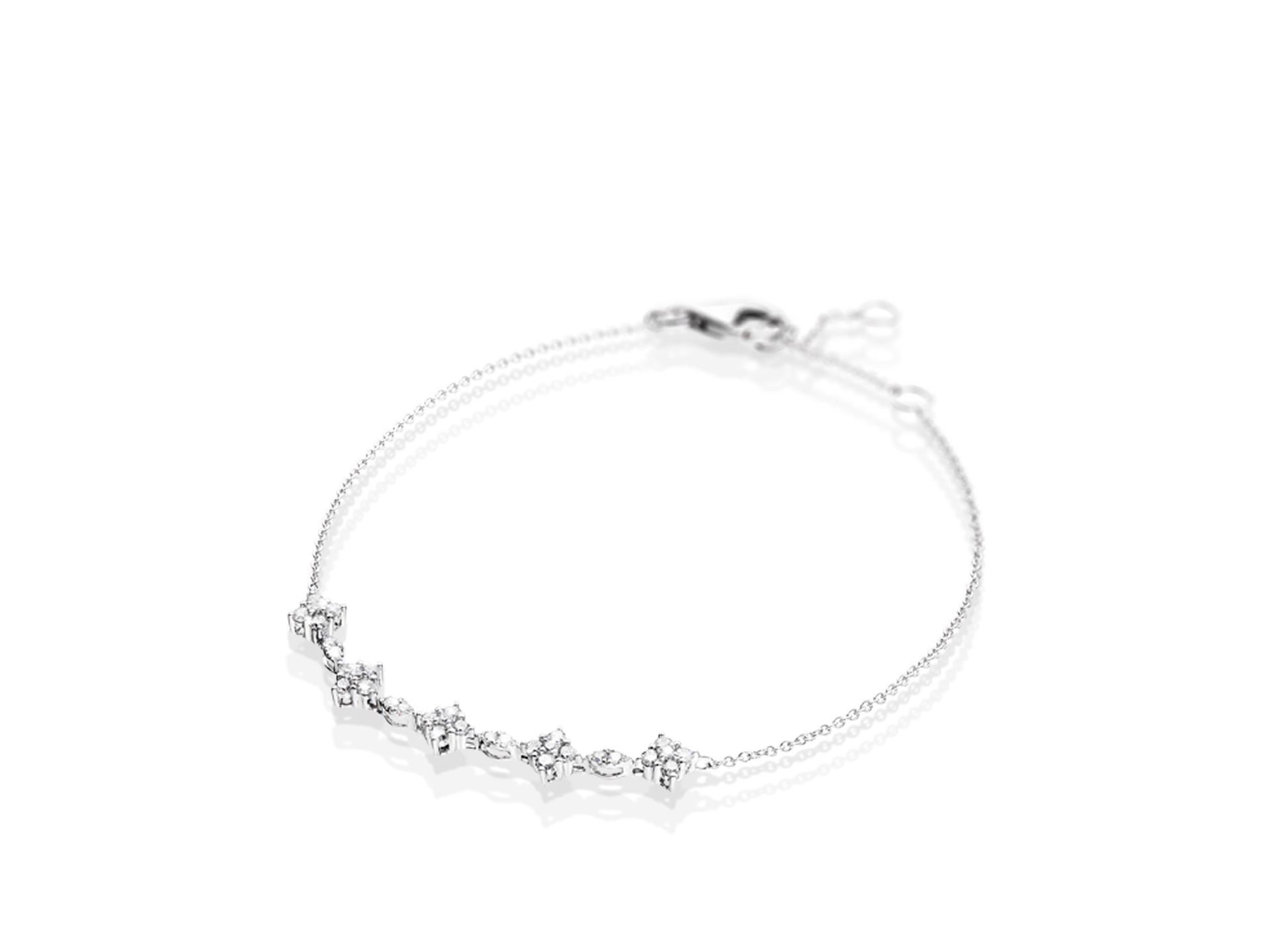 Das MUTTERTAGS SPECIAL ARMBAND von Schullin ist ein zartes Silberarmband mit konstellationsförmig funkelnden Kristallen, die auf weißem Hintergrund wunderschön zur Geltung kommen.