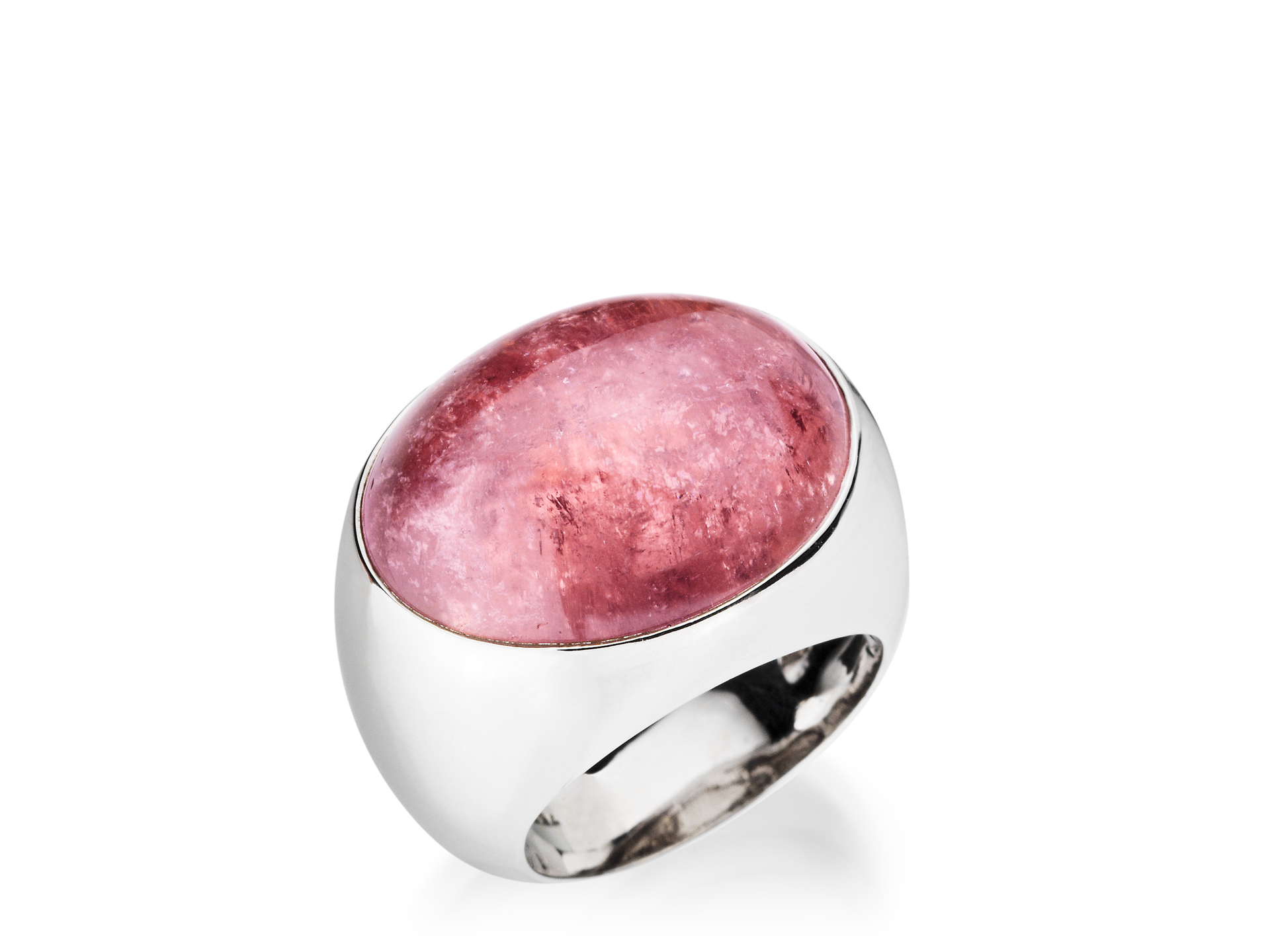 Der TURMALIN RING BUBBLE von Schullin ist ein Silberring mit einem großen, ovalen, durchscheinenden rosa Edelstein, der in ein glattes, breites Band gefasst ist und vor einem schlichten weißen Hintergrund steht.