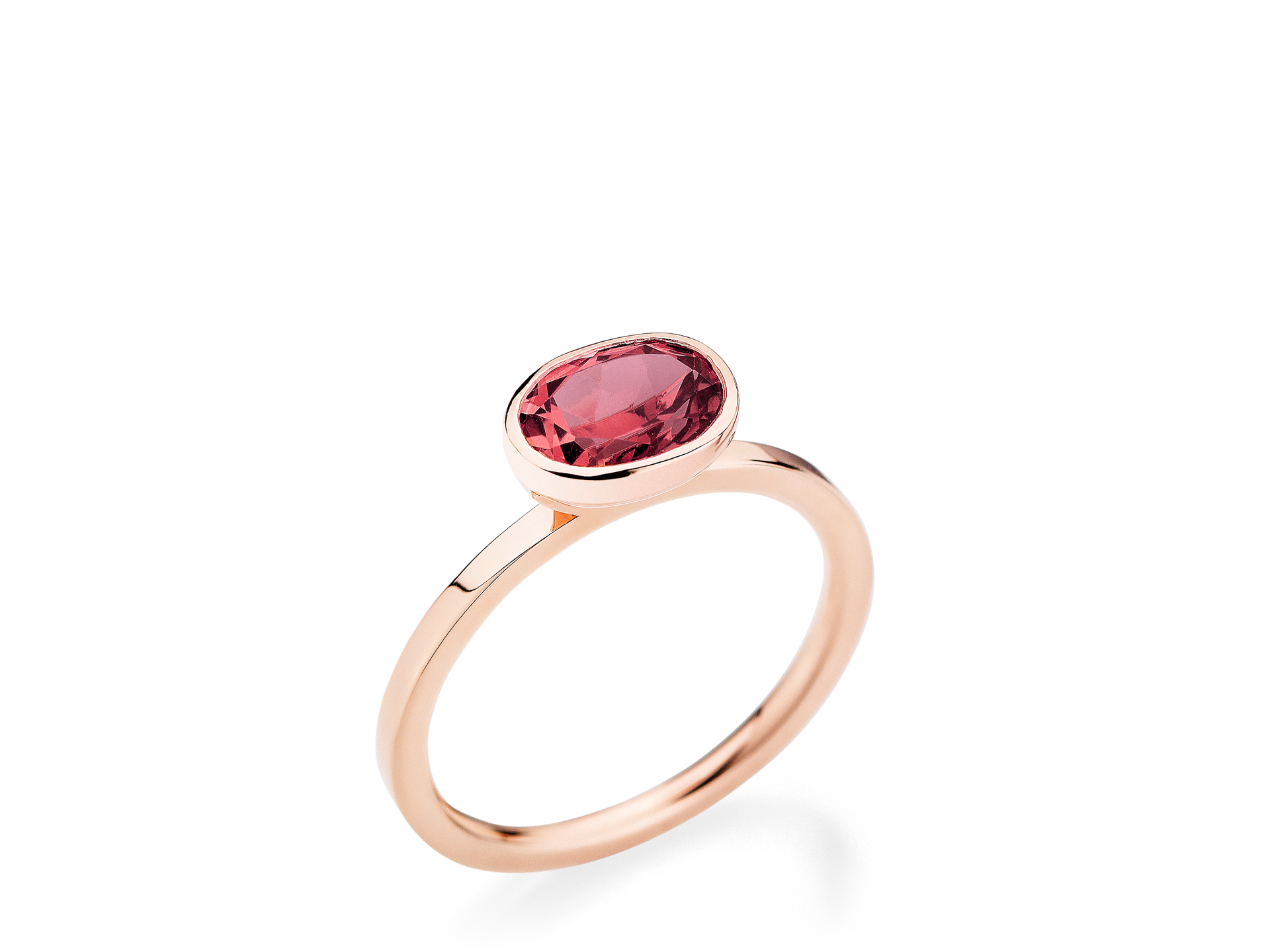 Der TURMALIN RING VIDA von Schullin ist ein filigraner Ring aus Roségold mit einem ovalen, rosafarbenen Edelstein in schlichter Zargenfassung auf weißem Grund.