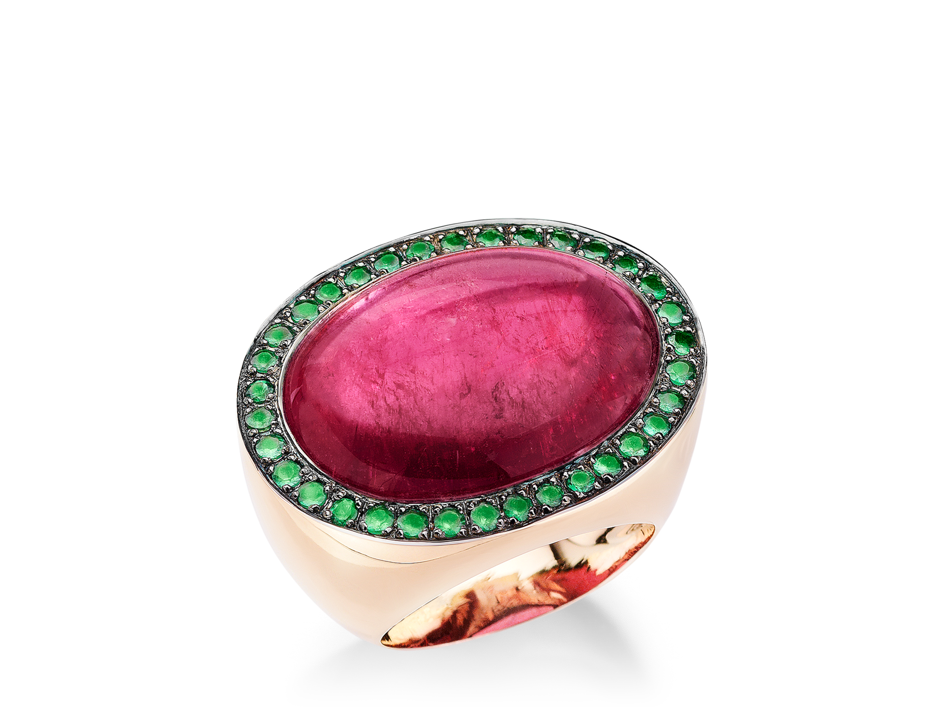 Der Schullin TURMALIN RING BUBBLE ist ein goldener Ring mit einem großen ovalen rosa Edelstein in der Mitte, umrahmt von kleinen runden grünen Steinen, auf weißem Hintergrund.