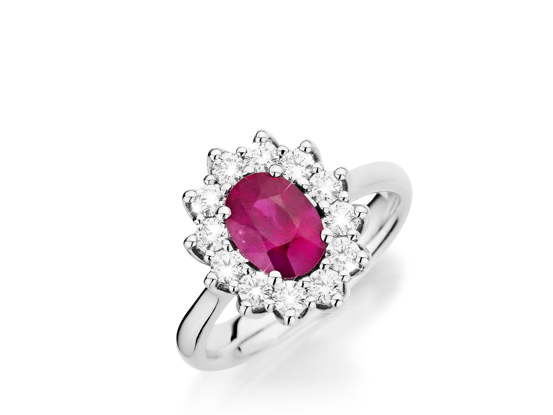 Der RUBIN RING von Schullin ist ein Silberring mit einem roten Edelstein im Ovalschliff, der von einem Halo kleiner runder weißer Diamanten umgeben ist, die auf einem weißen Hintergrund abgebildet sind.