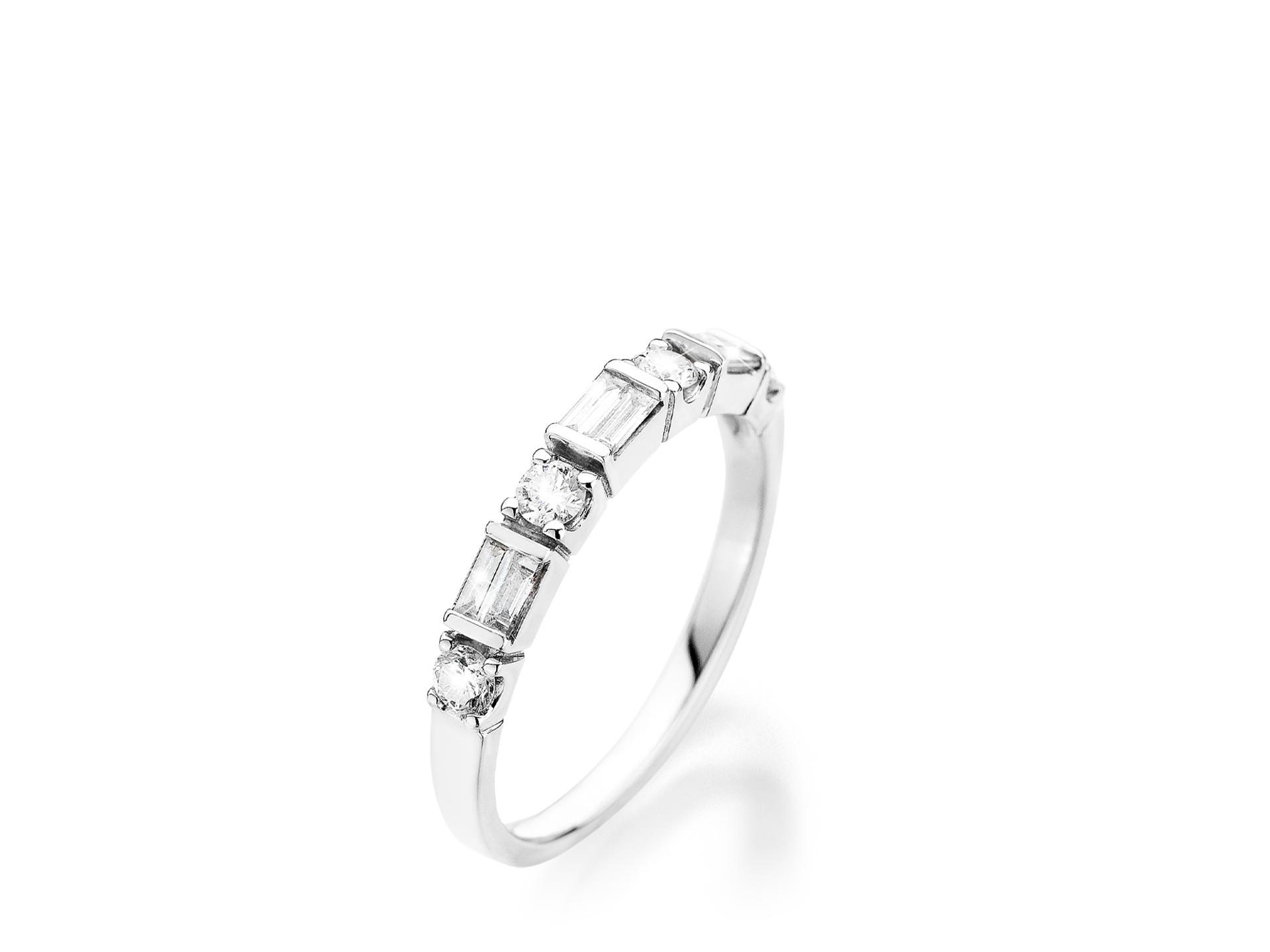Der DIAMANT RING von Schullin ist ein zartes Silberband mit abwechselnd runden und rechteckigen, klaren Edelsteinen, die vor einem schlichten weißen Hintergrund stehen.