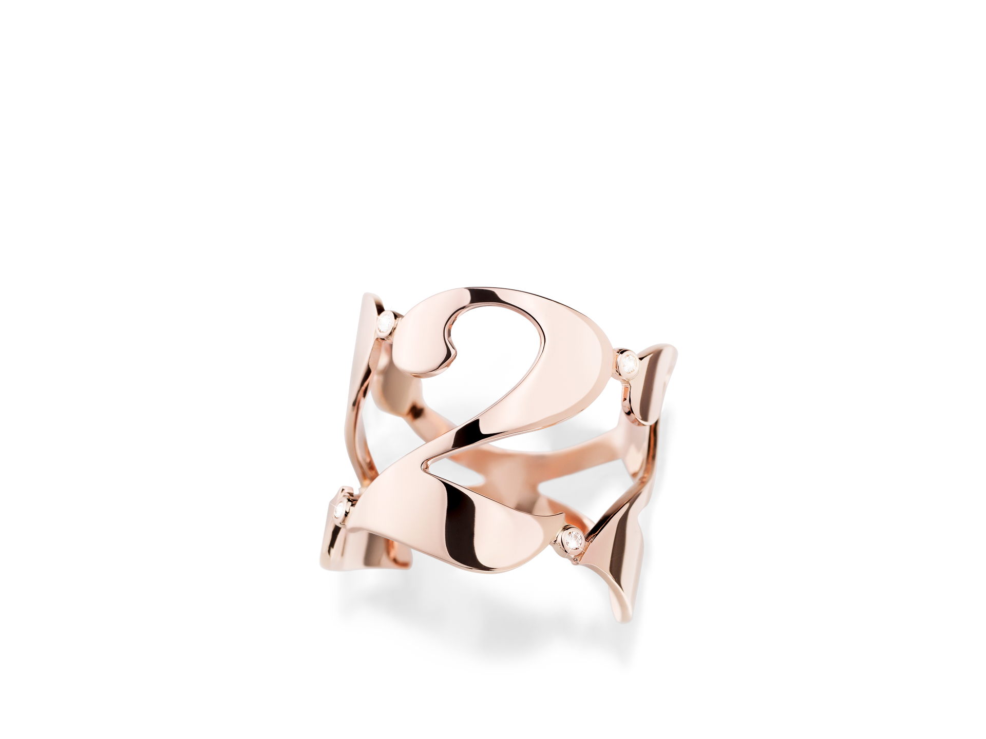 Der Schullin "RING TWO OF US" zeigt eine kühne, skulpturale Nummer 2 in Roségold mit fließenden Kurven und einem durchbrochenen Design, das sich vor einem schlichten weißen Hintergrund abzeichnet.