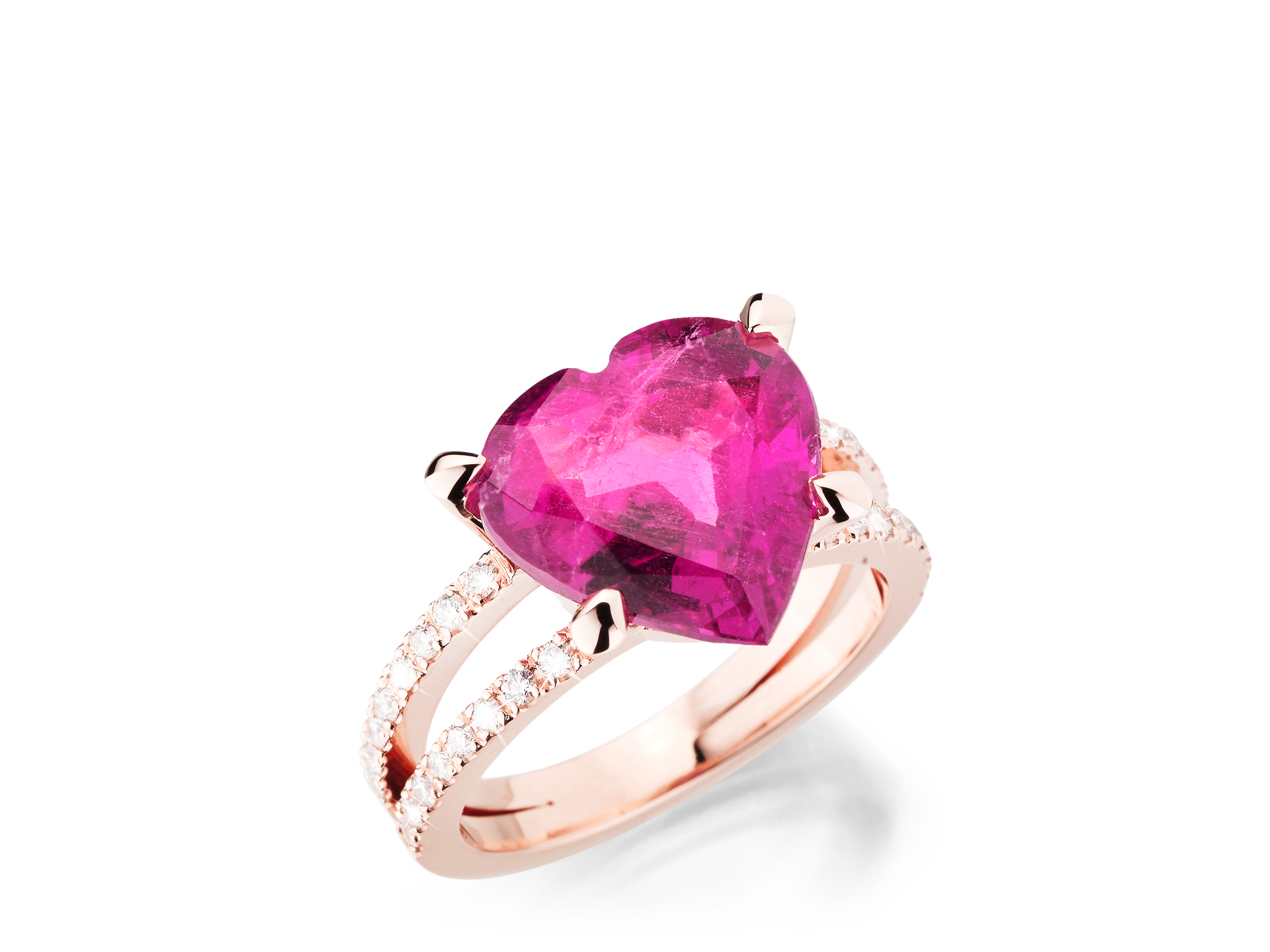 Der RUBELLIT RING TWIN von Schullin ist ein Goldring mit einem großen, herzförmigen rosa Edelstein in der Mitte und einem doppelten Band, das mit kleinen weißen Diamanten besetzt ist, auf weißem Grund.