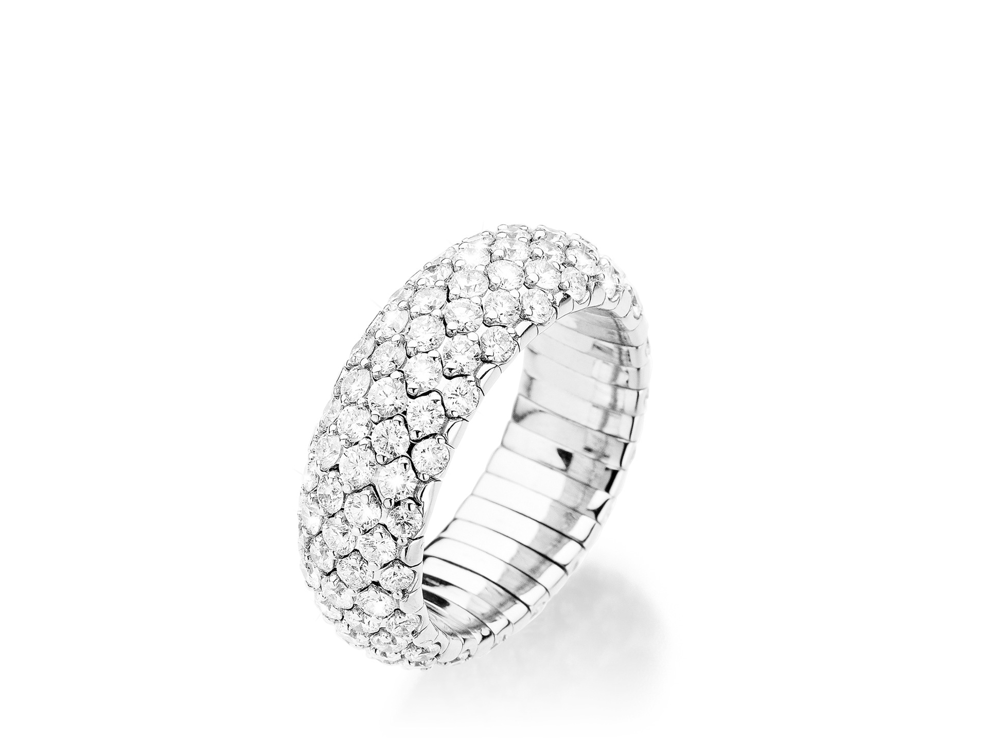 Der DIAMANT RING von Schullin besteht aus mehreren Reihen funkelnder Diamanten, die in Silber gefasst sind und vor einem schlichten weißen Hintergrund stehen.