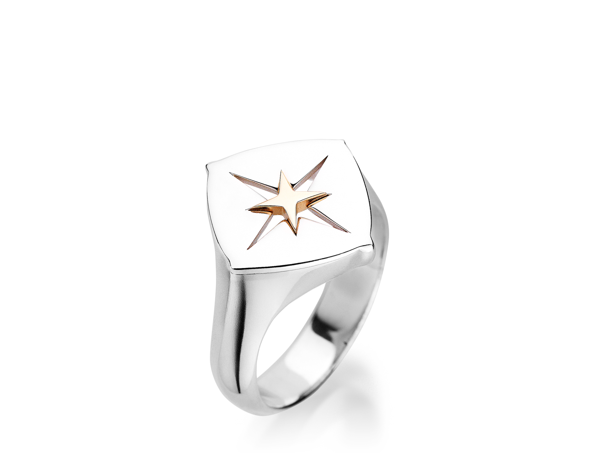 Der ELEMENTS RING SILBER von Schullin ist ein silberner Siegelring mit quadratischer Fläche, in die ein achtzackiger Stern mit goldener Mitte auf weißem Grund eingraviert ist.