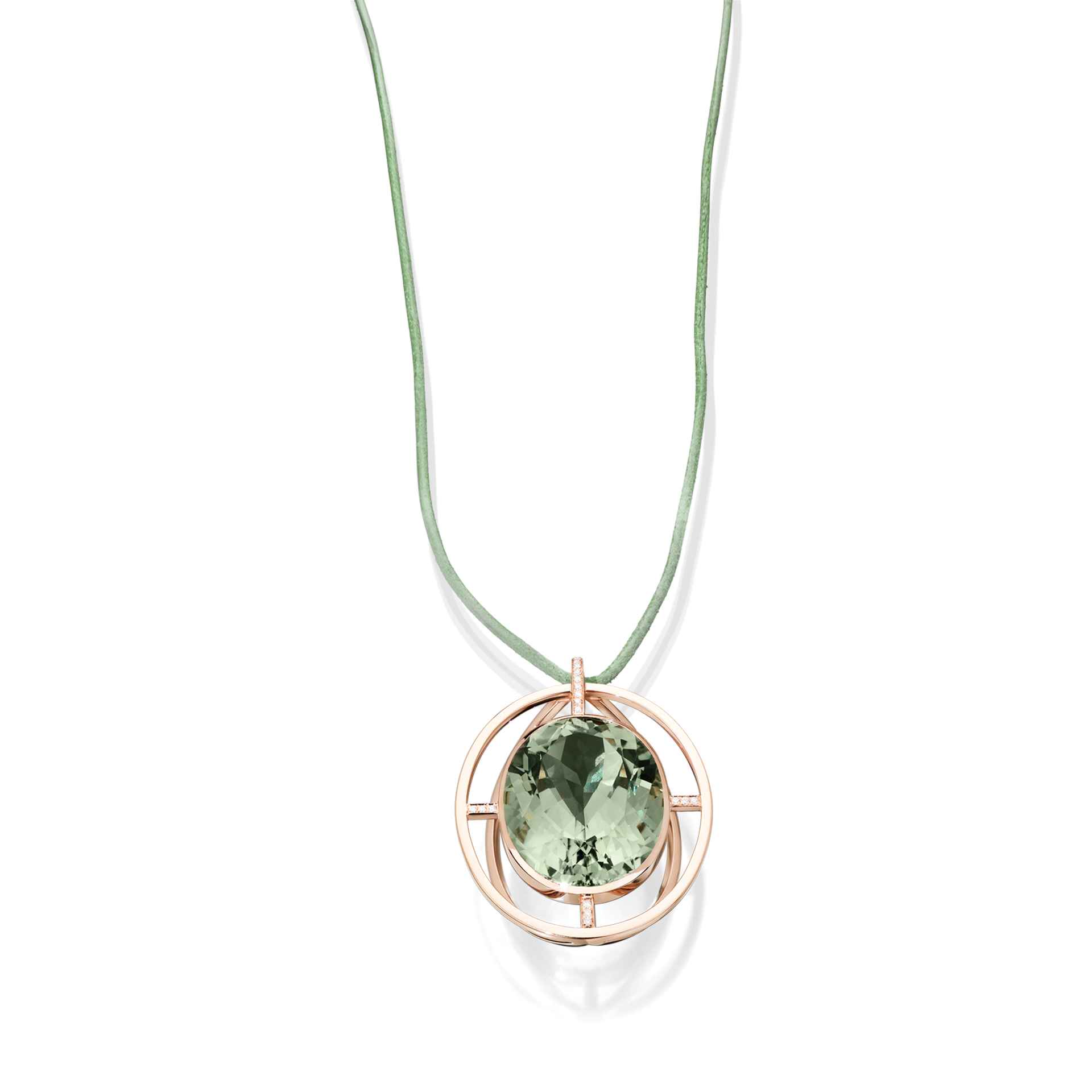 Die PRASIOLITH KETTE von Schullin besteht aus einem dunklen Kordelanhänger mit einem runden, hellgrünen Edelstein in einem Rahmen aus 18 Karat Roségold, hervorgehoben durch ein geometrisches Design und subtile Diamantakzente.