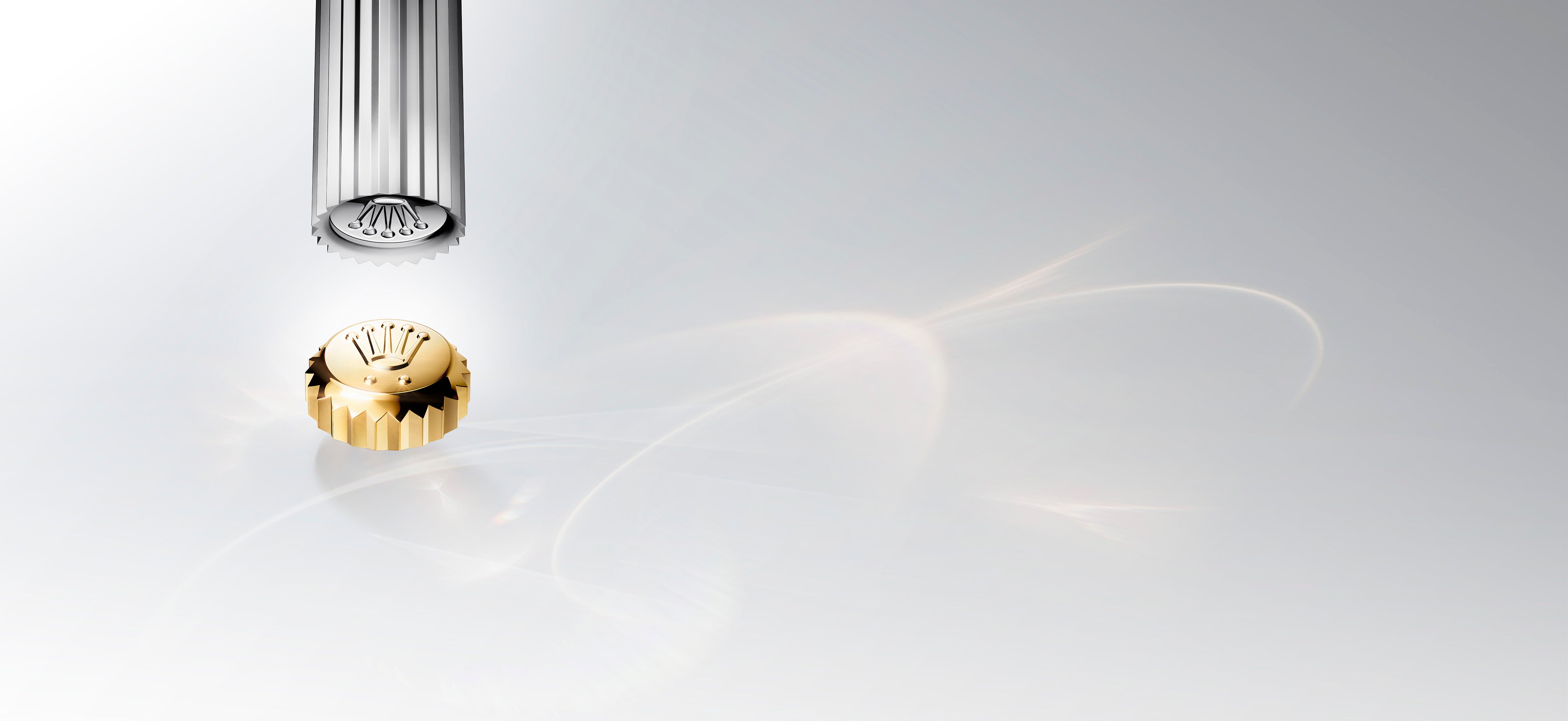 Ein goldenes Kronenemblem, umgeben von einem eleganten silbernen Design auf einem hellen Hintergrund mit weichen, wirbelnden Linien.