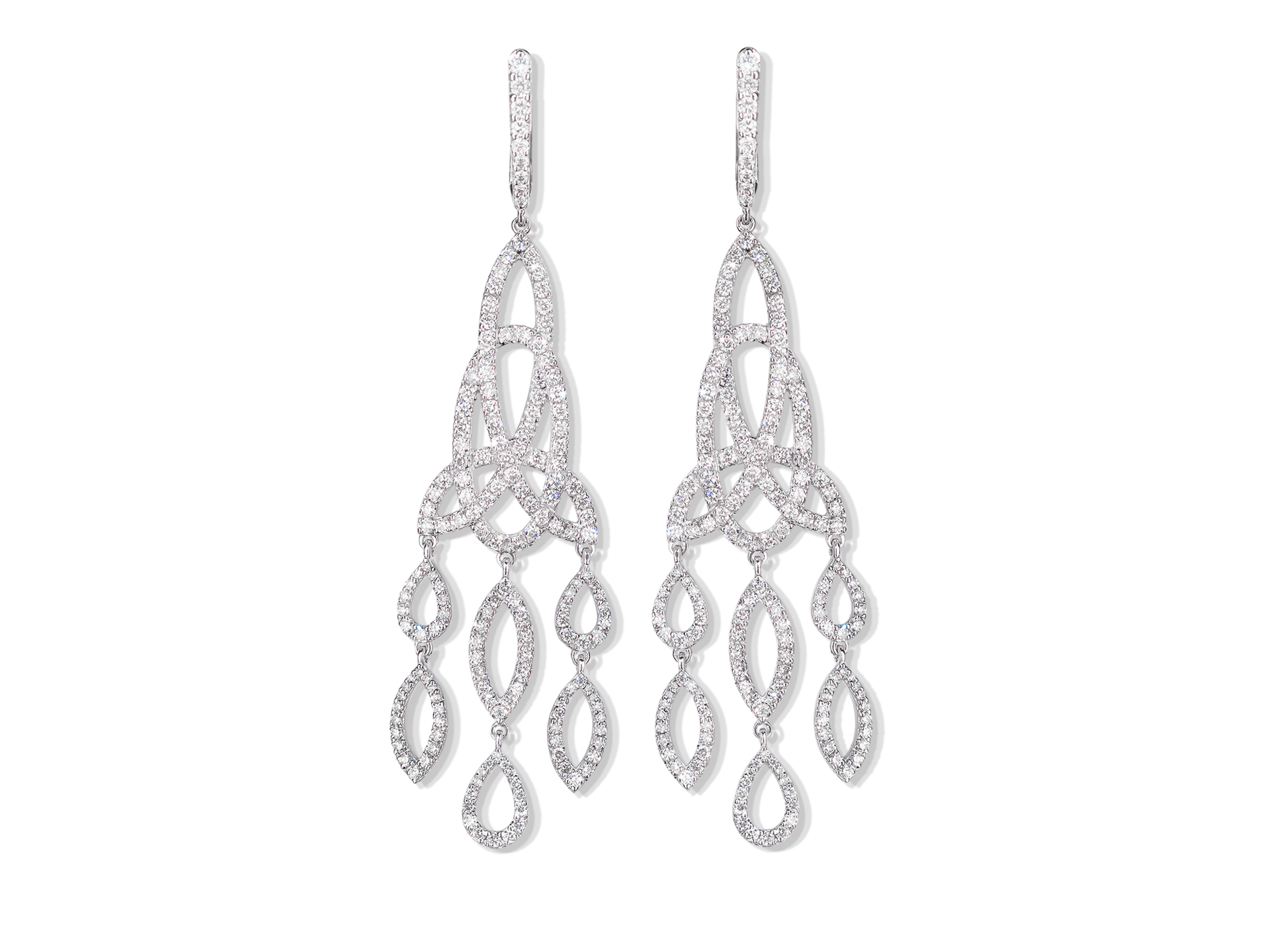 Die CHANDELIER OHRGEHÄNGE von Schullin sind elegante 18 Karat Weißgold-Ohrringe mit funkelnden Diamanten und mehreren ineinandergreifenden Tropfenformen, präsentiert vor weißem Hintergrund.