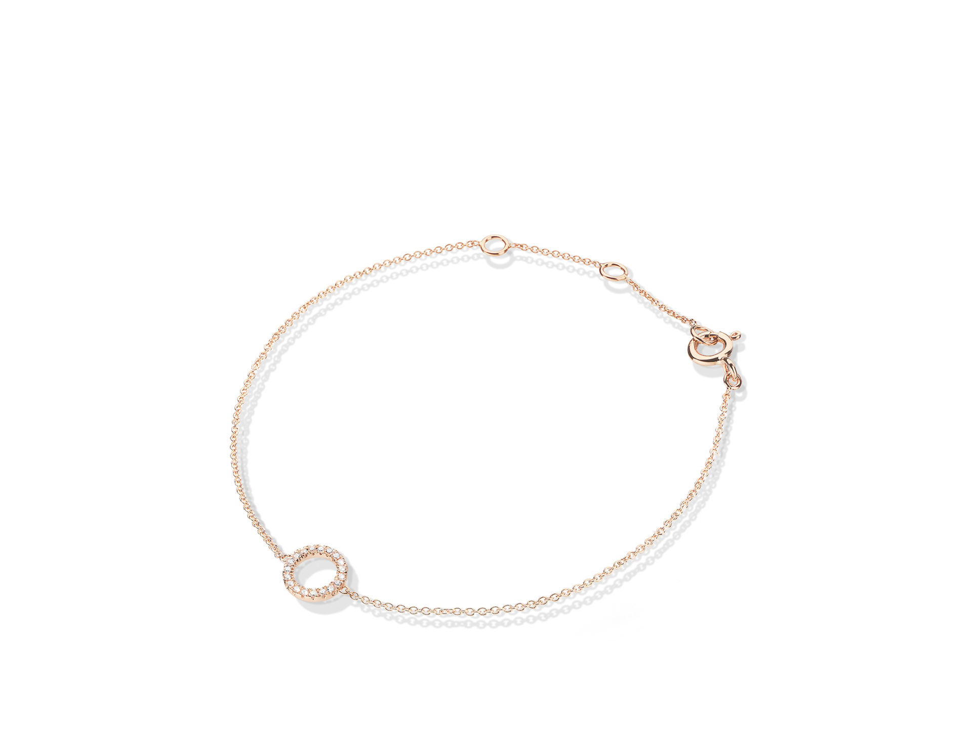 Das DIAMANT ARMBAND von Schullin ist ein exquisites Armband aus Roségold, geschmückt mit einer Kette, an der ein kleiner Anhänger hängt, der einen funkelnden Diamantkreis bildet, der mit winzigen Diamanten besetzt ist. Das Armband wird elegant vor einem weißen Hintergrund präsentiert.