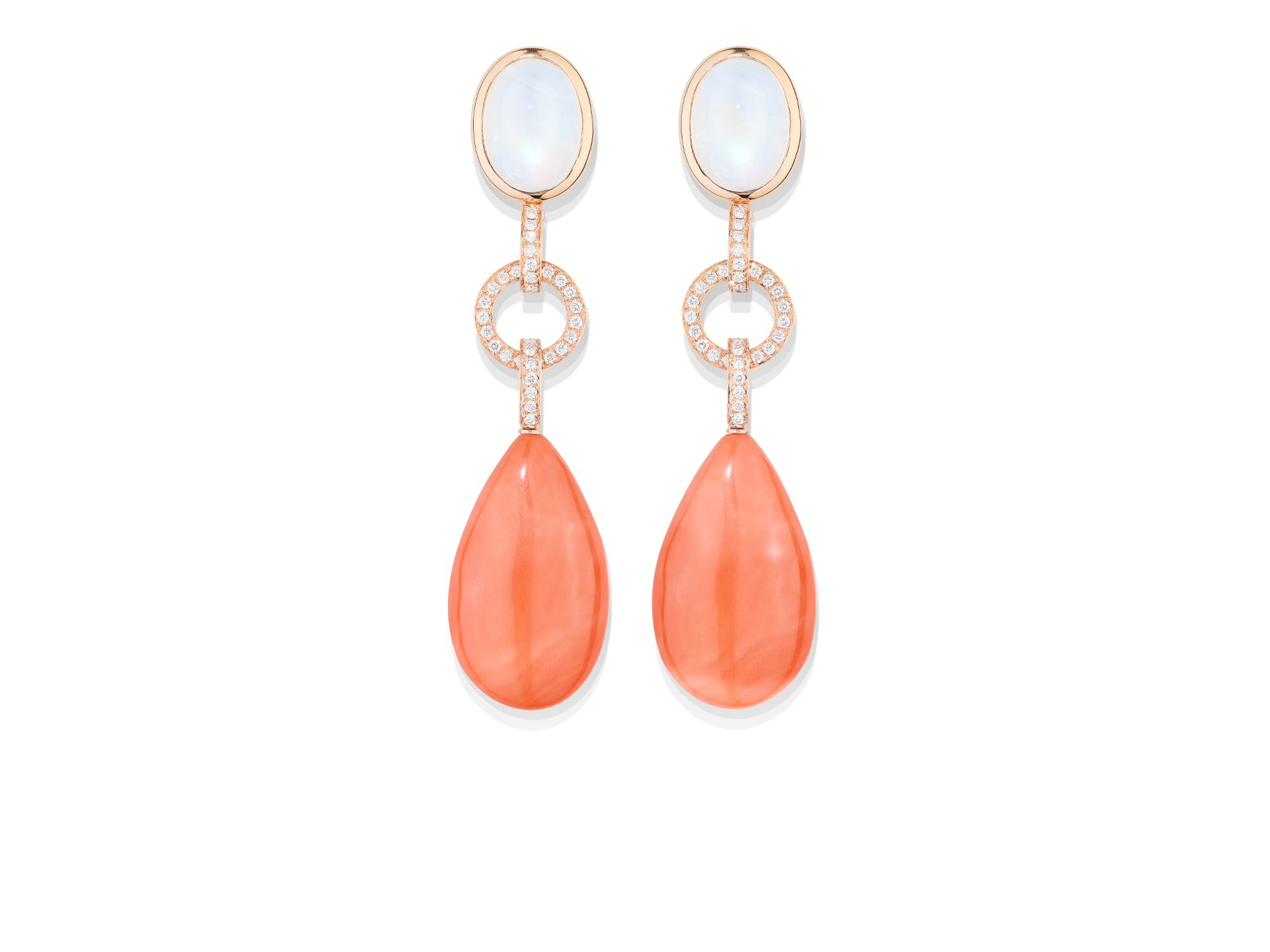 Die KORALLEN OHRGEHÄNGE von Schullin präsentieren ein Paar eleganter Ohrringe mit ovalen weißen Steinen an der Oberseite, die durch ein rundes, mit kleinen Diamanten verziertes Goldglied verbunden sind und zu großen, tropfenförmigen Korallenanhängern aus glänzendem 18-karätigem Roségold führen.