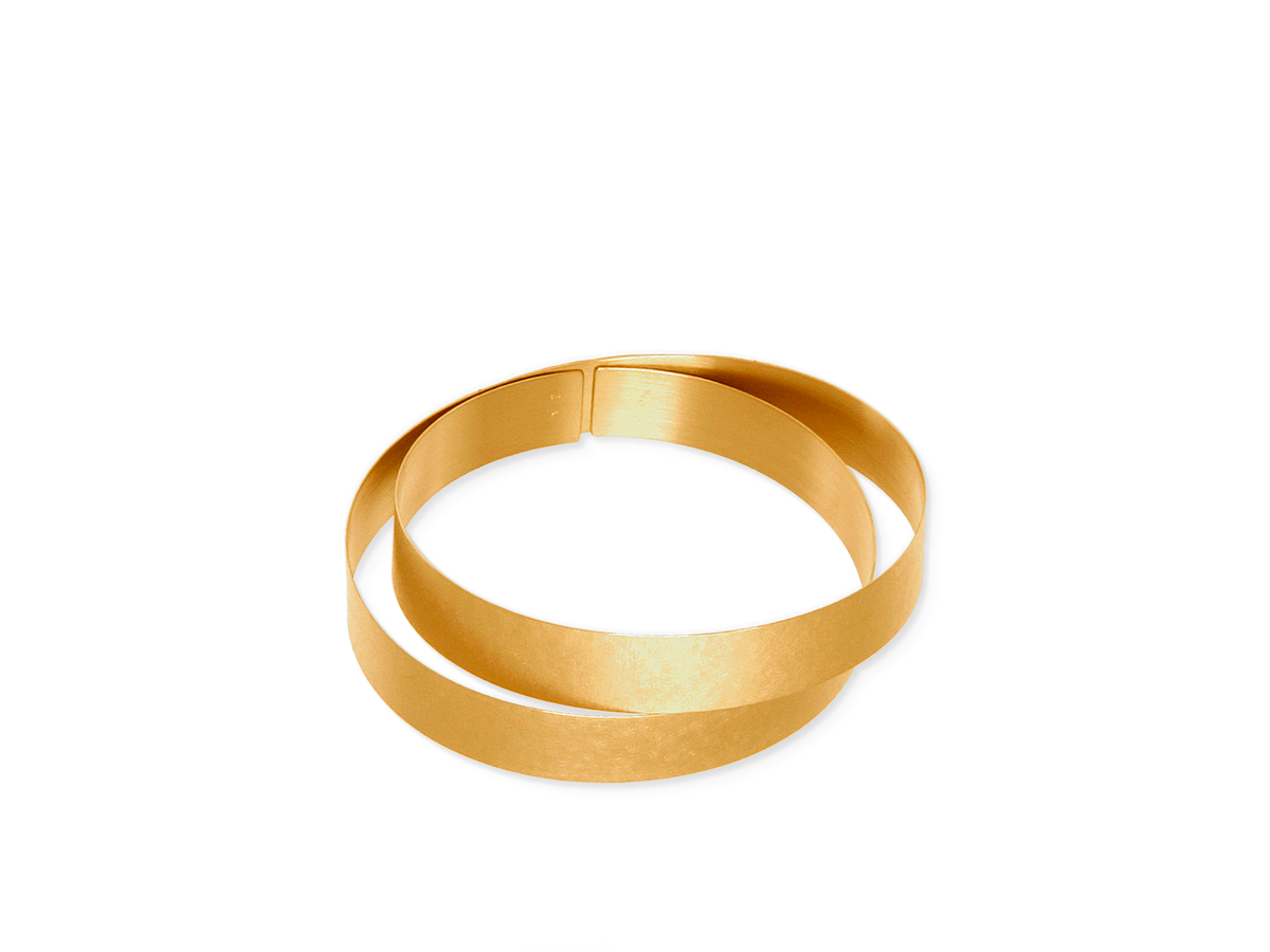 Das Schullin GELBGOLD ARMREIF ist ein zeitloses Schmuckstück, ein goldenes Armreif aus 18 Karat Gelbgold mit einem schlanken, offenen Design mit überlappenden Bändern, die eine minimalistische und elegante Ästhetik ausstrahlen.