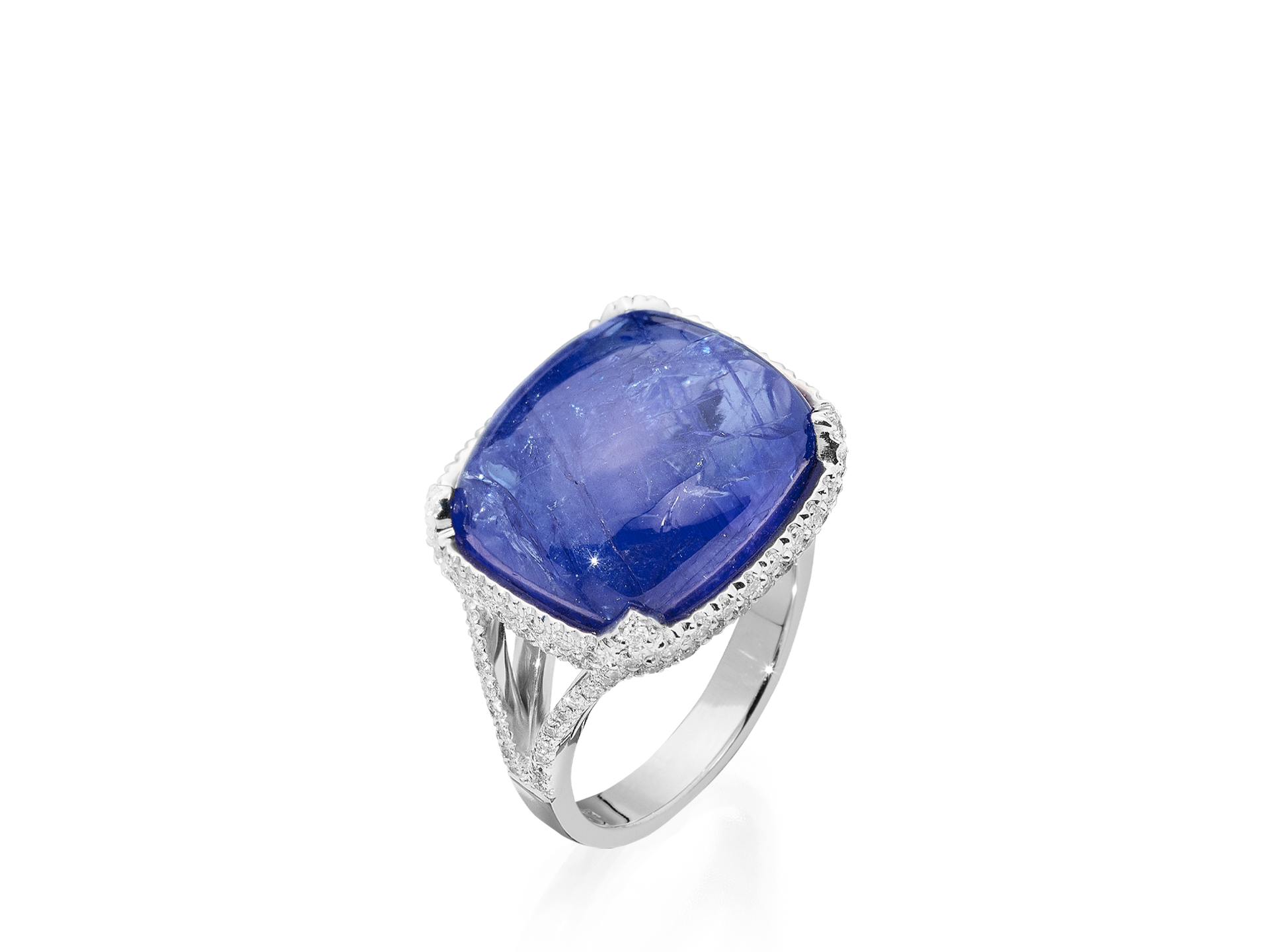 Der TANSANIT RING von Schullin ist aus Weißgold gefertigt und verfügt über einen markanten, rechteckig geschliffenen Edelstein mit einem klaren, facettierten Finish, das die Schönheit von Tansanit hervorruft. Der Edelstein ist elegant in ein aufwendig gestaltetes Band eingebettet, das mit funkelnden Diamanten-Akzenten geschmückt ist.