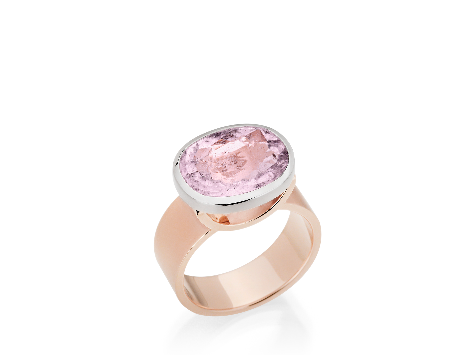 Wir präsentieren den TURMALINRING von Schullin: ein atemberaubendes Schmuckstück mit einem oval geschliffenen rosa Turmalin, der elegant in eine polierte silberne Fassung eingebettet ist. Der Ring ist aus 18 Karat Weißgold gefertigt und weist ein schlichtes, aber raffiniertes Design auf. Der Edelstein schillert mit seinen sanften Rosatönen.