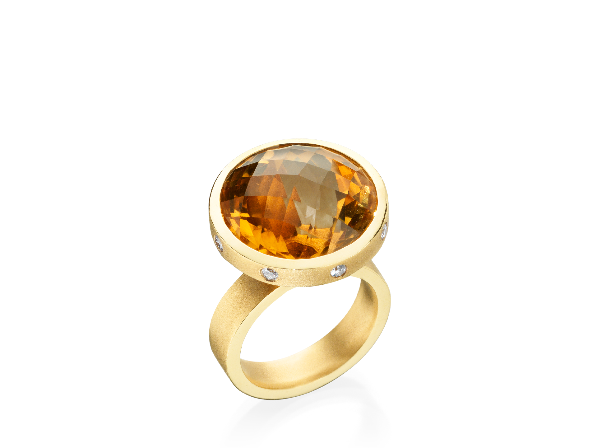 Wir präsentieren den CITRIN RING von Schullin: einen Goldring mit einem großen, runden Bernstein-Edelstein in einer glatten Fassung. Das Band aus 18 Karat Gelbgold ist elegant mit kleinen weißen Diamanten verziert, was seinen anspruchsvollen Reiz unterstreicht. Die Facetten des Edelsteins fangen das Licht wunderschön ein und erzeugen ein warmes und einladendes Leuchten.