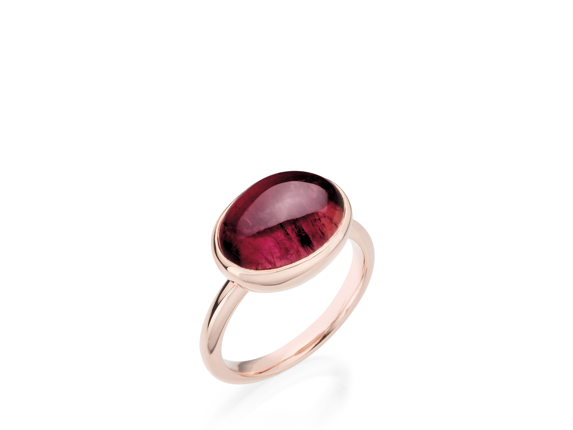 Wir präsentieren den TURMALIN RING CABOCHON von Schullin, ein schlankes, minimalistisches Design in Roségold, das einen ovalen roten Turmalin-Cabochon mit glatter, polierter Oberfläche wunderschön zur Geltung bringt.