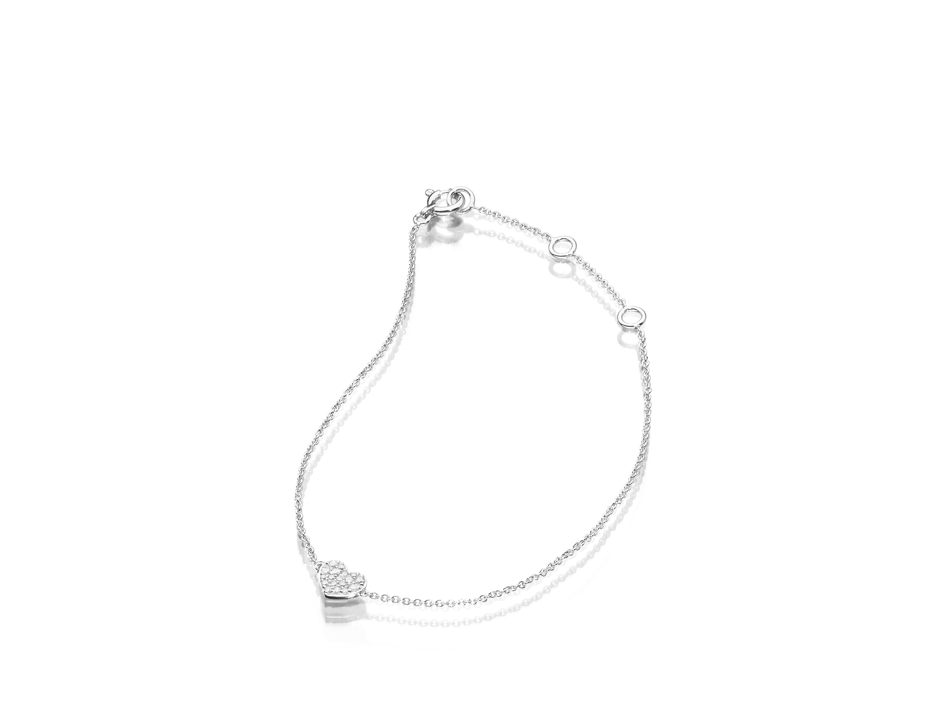 Wir präsentieren das HERZ ARMBAND von Schullin, ein zartes Weißgoldarmband mit einer feinen Kette und einem kleinen herzförmigen Anhänger, der mit funkelnden Steinen verziert ist. Es ist mit einem Verschluss und verstellbaren Ringen für die perfekte Größenanpassung ausgestattet und ist somit ein ideales Geschenk für jeden Anlass.