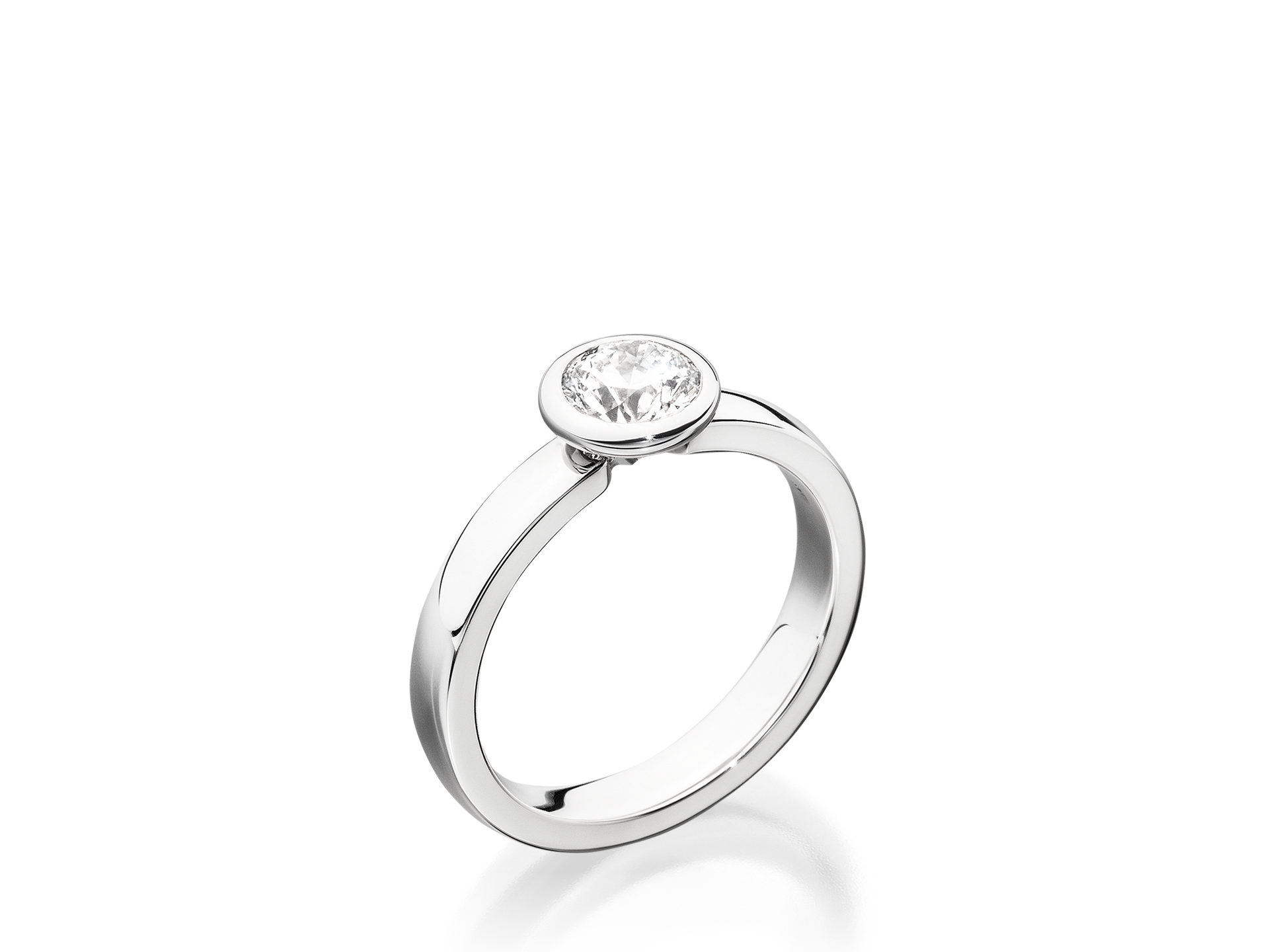 Der Schullin SOLITAIRE RING ORBIT 0,61 CARAT ist aus 18 Karat Weißgold gefertigt und verfügt über einen runden, in die Lünette gefassten Diamanten in einem minimalistischen Design, das den einzelnen Edelstein vor einem schlichten weißen Hintergrund zur Geltung bringt.